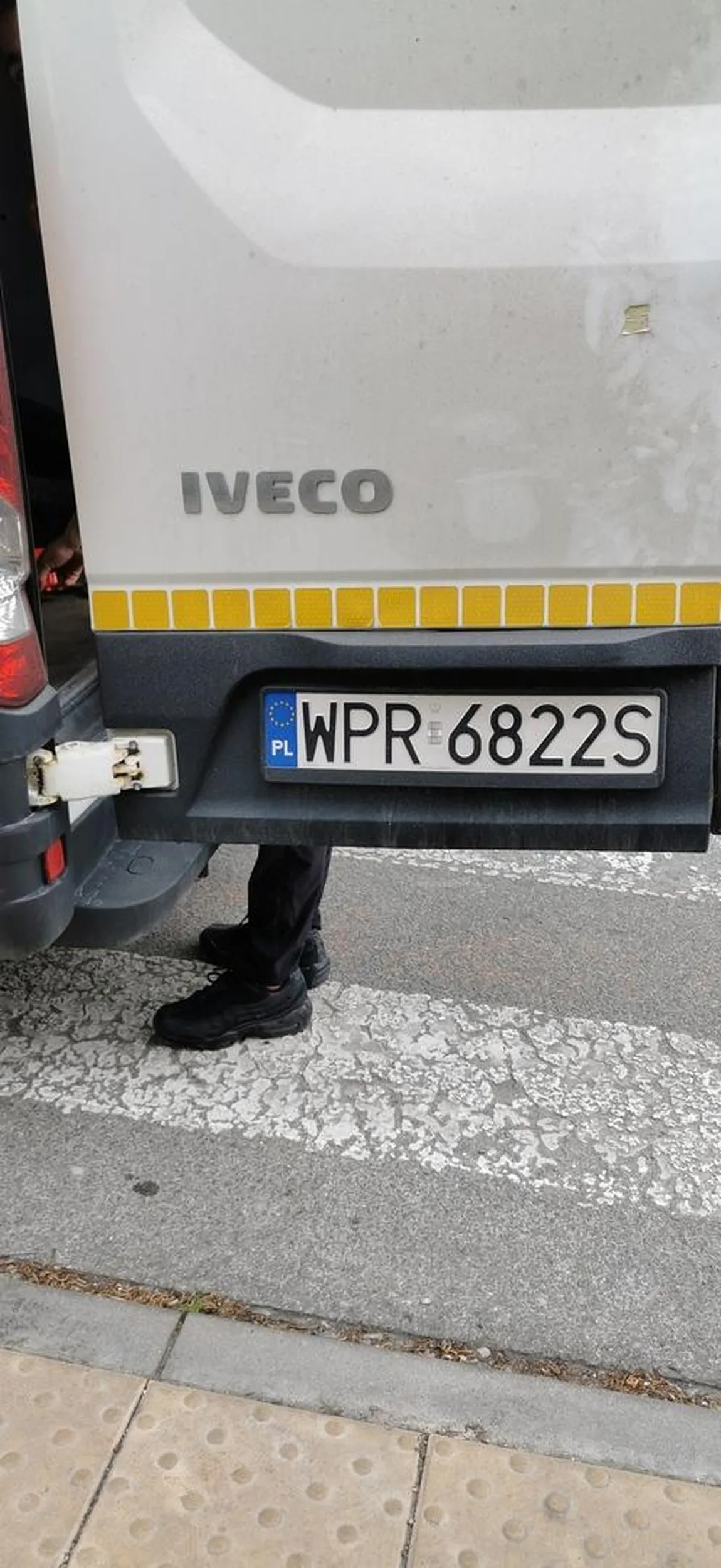 Stoi na pasach i szczeka na zwrócenie uwagi. Jak zademonstrowalem mu w jaki sposób może dziecko przejść nie widząc z lewej auta, to stwierdził, że może się przecież najpierw taki przykładowo 8 latek rozejrzeć. Ukraińska mentalność tego "kuriera" nie zna granic. Rozmowa z nim to jak rozmowa z głupcem.