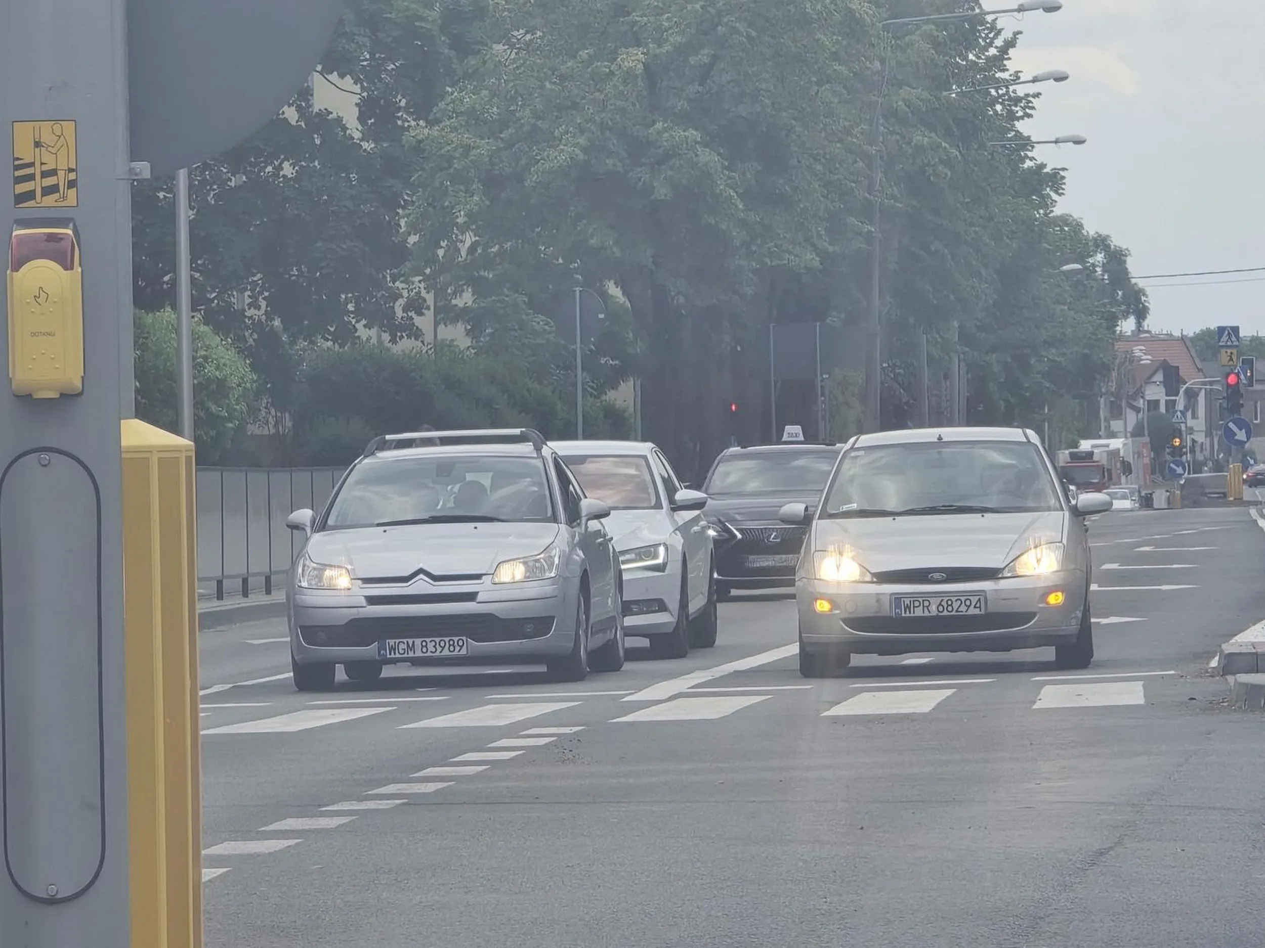 Gosc jezdzi na takich swiatlach chyba od roku w dzien i co gorsza w nocy i oslepia. I ma wszystko w dupie.
