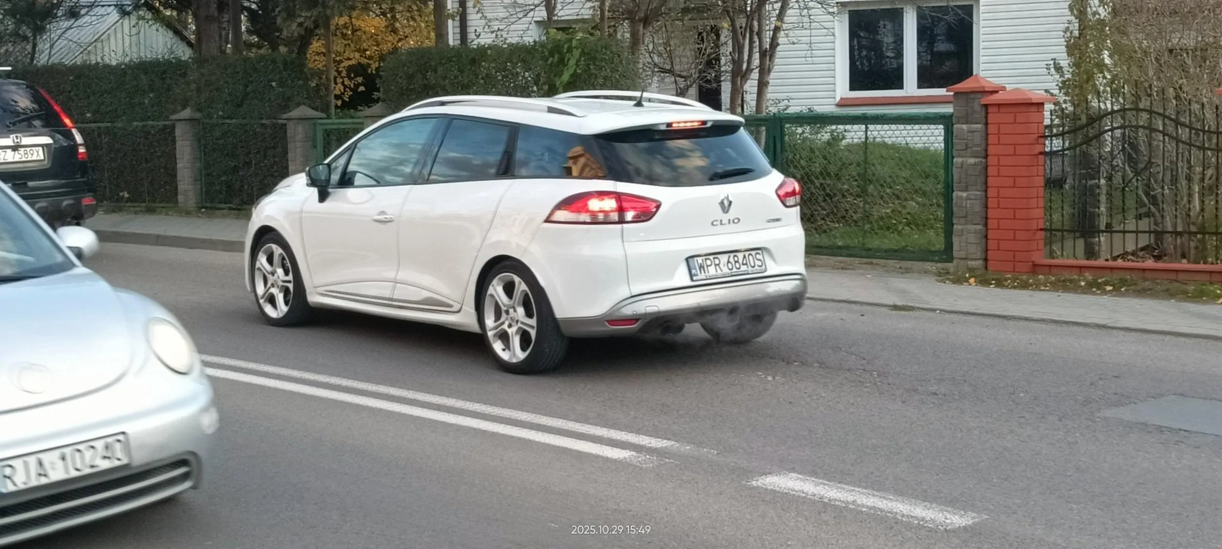 Kretyn grzebie w telefonie przejeżdżając przez przejście dla pieszych.