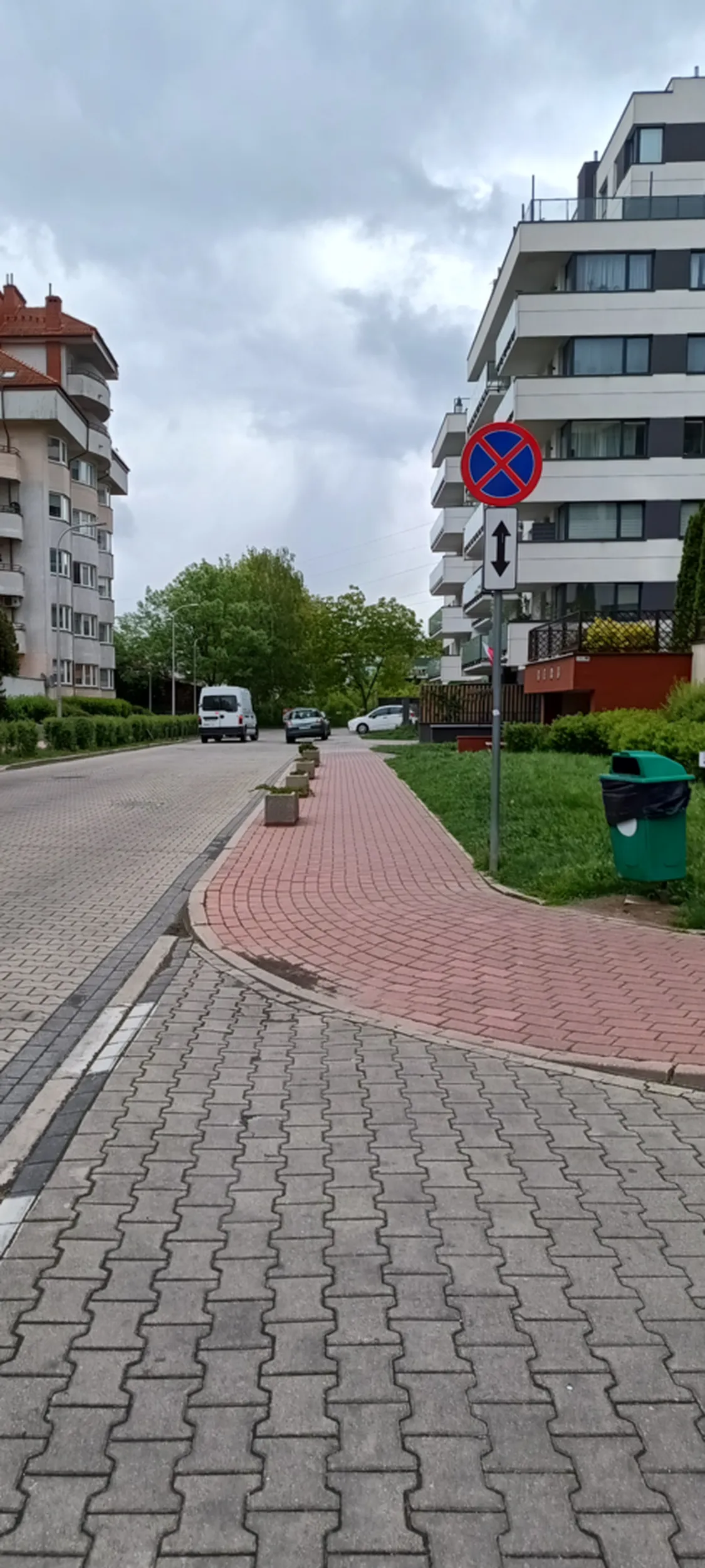 Chamskie parkowanie na chodniku na ulicy z zakazem zatrzymywania się i postoju. Kierujący to wyborca PO i Trzaskowskiego więc prawo ma w dupie.