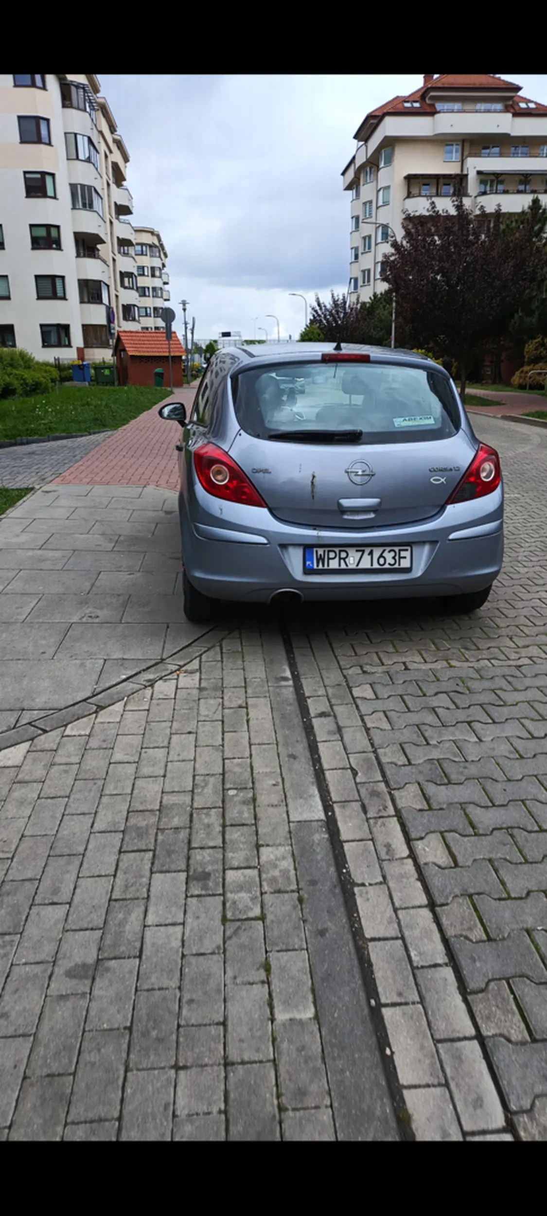 Chamskie parkowanie na chodniku na ulicy z zakazem zatrzymywania się i postoju. Kierujący to wyborca PO i Trzaskowskiego więc prawo ma w dupie.