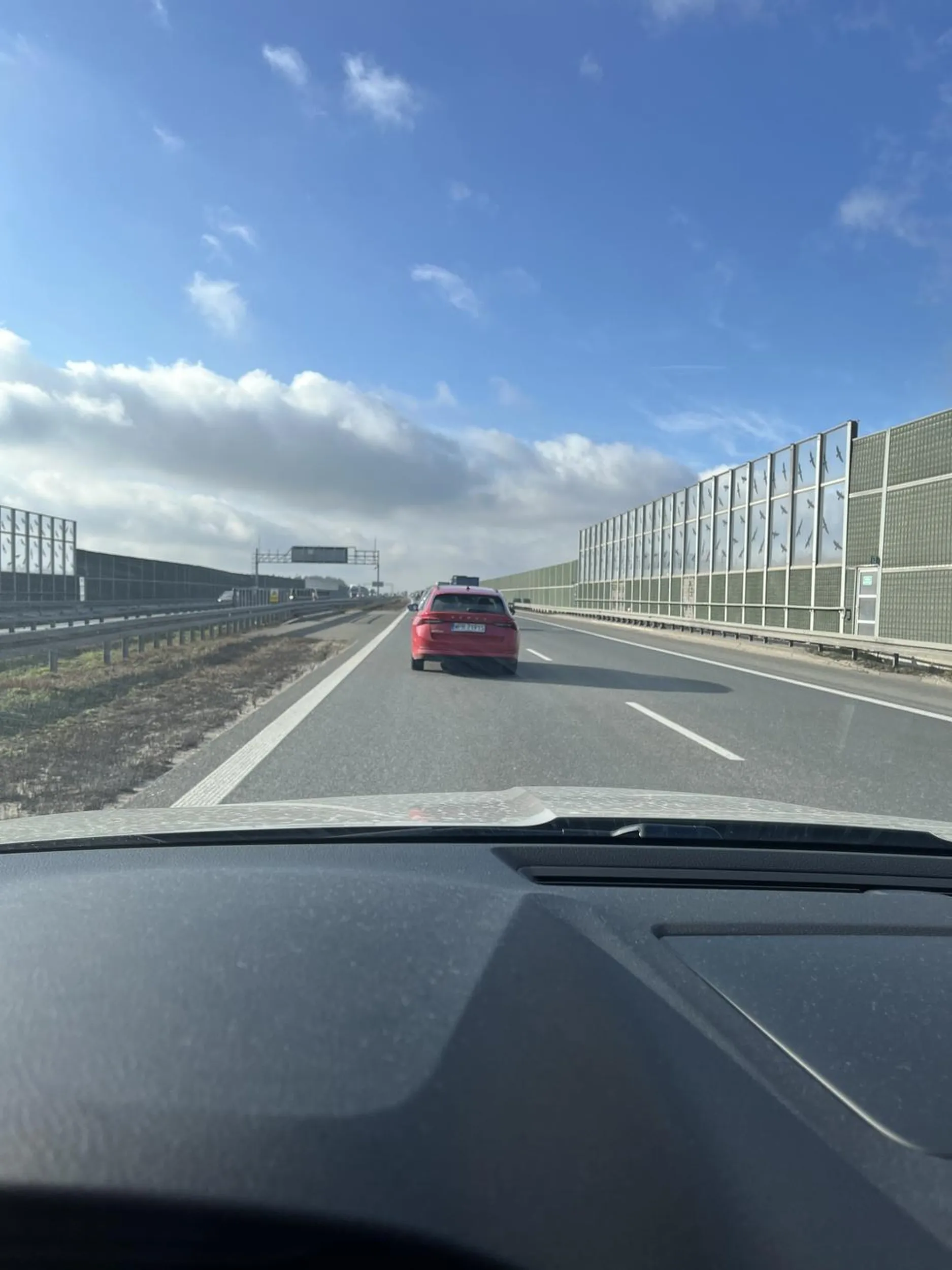 Chciałbym zwrócić uwagę na skandaliczne zachowanie kierowcy czerwonej Skody Octavii na trasie E30 w kierunku Łodzi. Jechałem za karetką na sygnałach, która wiozła moją żonę na pilny zabieg po wypadku. Przez 30 km wszystko było w porządku, aż ten ‘kierowca’ postanowił zajechać mi drogę i zwolnić. Najwyraźniej uznał, że cwaniakuję, choć sytuacja była zupełnie inna. Mimo moich sygnałów świetlnych i prób wyprzedzenia, blokował mnie i jeszcze gestykulował, żebym się ‘popukał w głowę’. W efekcie straciłem karetkę z pola widzenia i nie miałem szans jej dogonić, bo inne auta się rozjechały. Na miejscu nie mogłem już zobaczyć żony – spotkałem ją dopiero po kilkugodzinnej operacji, w śpiączce. Naprawdę, zanim ktoś zdecyduje się na takie ‘popisy’ na drodze, warto się zastanowić, czy przez swoją ignorancję i brak empatii nie wyrządza komuś dodatkowej krzywdy. To nie tylko brak kultury, ale też skrajnie nieodpowiedzialne zachowanie.