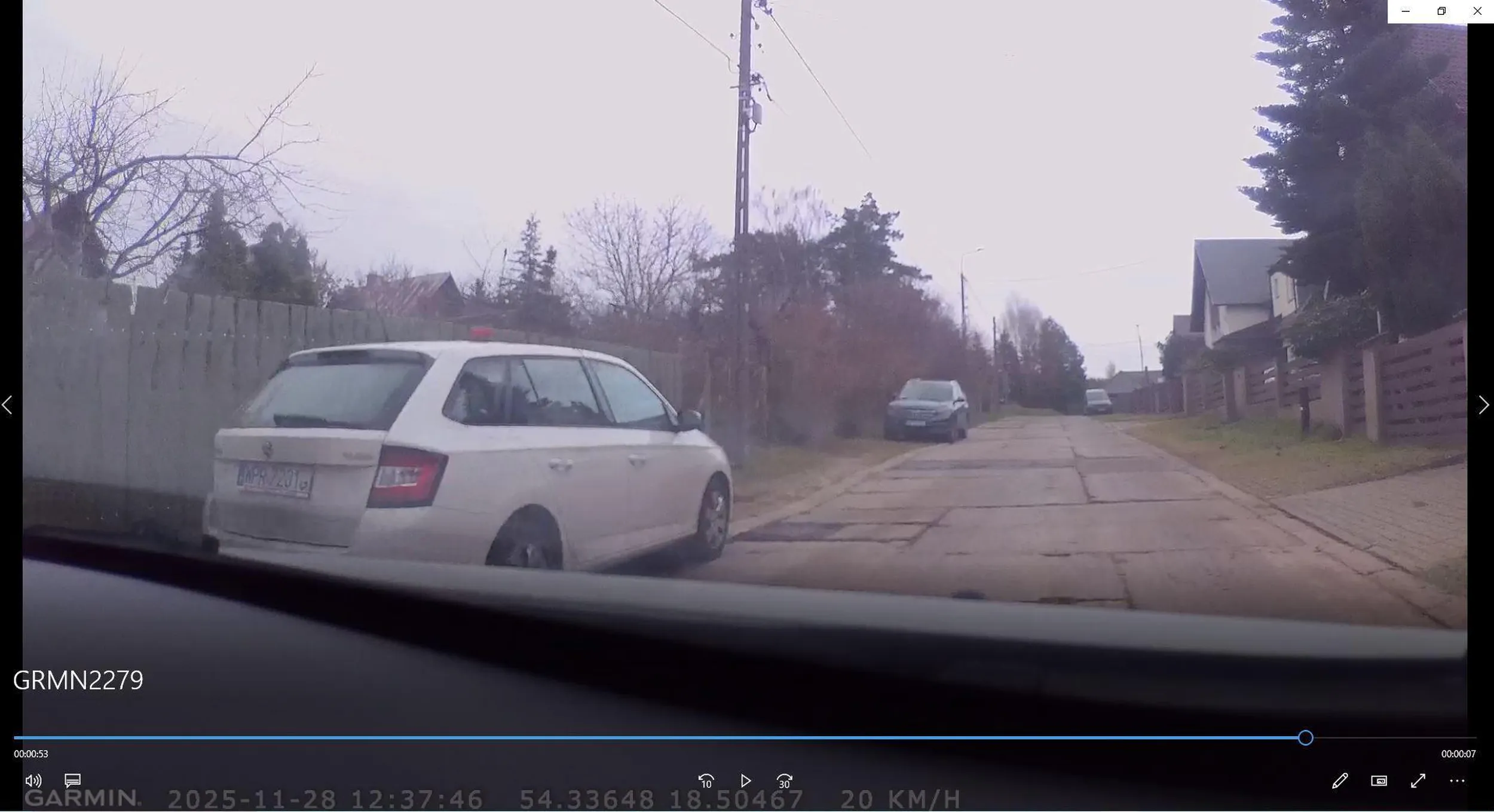 Groźby karalne: Zablokował mi wyjazd z garażu pijąc z kubka i jedząc kanapkę. Potem zaparkował samochód pod nr 7.