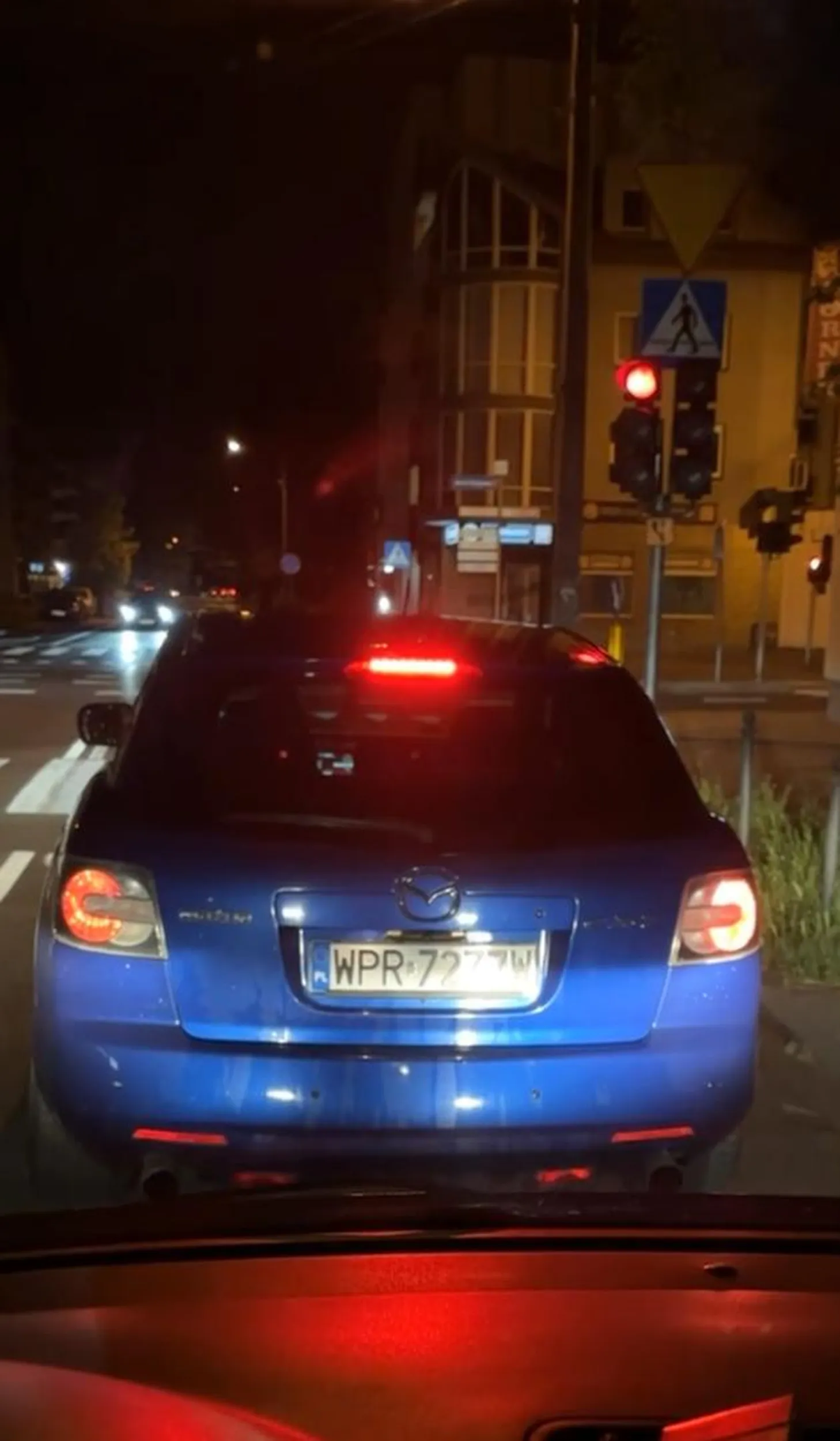 Wracałem z pracy tak niesamowicie znudzony, przede mnie wyjechała granatowa mazda i zaczęła zapierdalać no to ja za nią. Zrównałem się z tym samochodem na światłach żeby wystartować. Ku mojemu zdziwieniu młoda babeczka za fajerą. Nie wiem co masz zrobione w tym samochodzie, ale też chcę. Pozdro na drodze wariatko