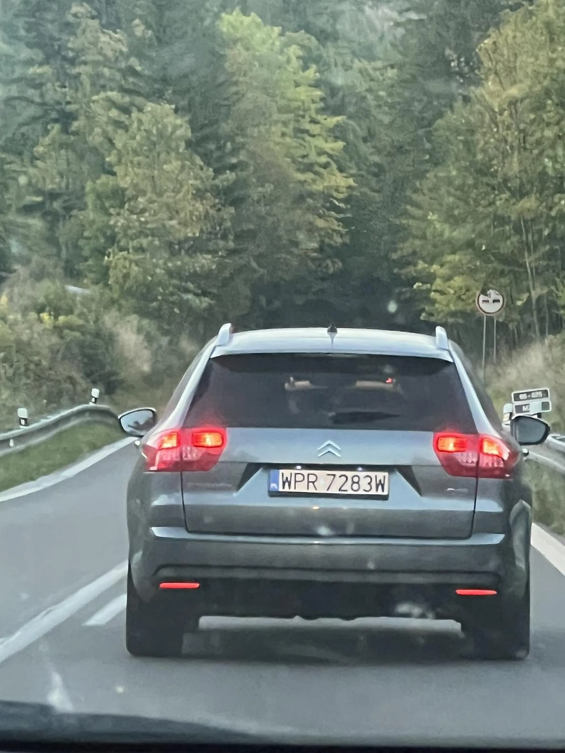 kutafon głupi po słowacji szeryfuje w nie swoim kraju. nie da się penis wyprzedzić, specjalnie przyspiesza stwarzając zagrożenie w ruchu drogowym. Klamki mu gownem obsmaruje na parkingu