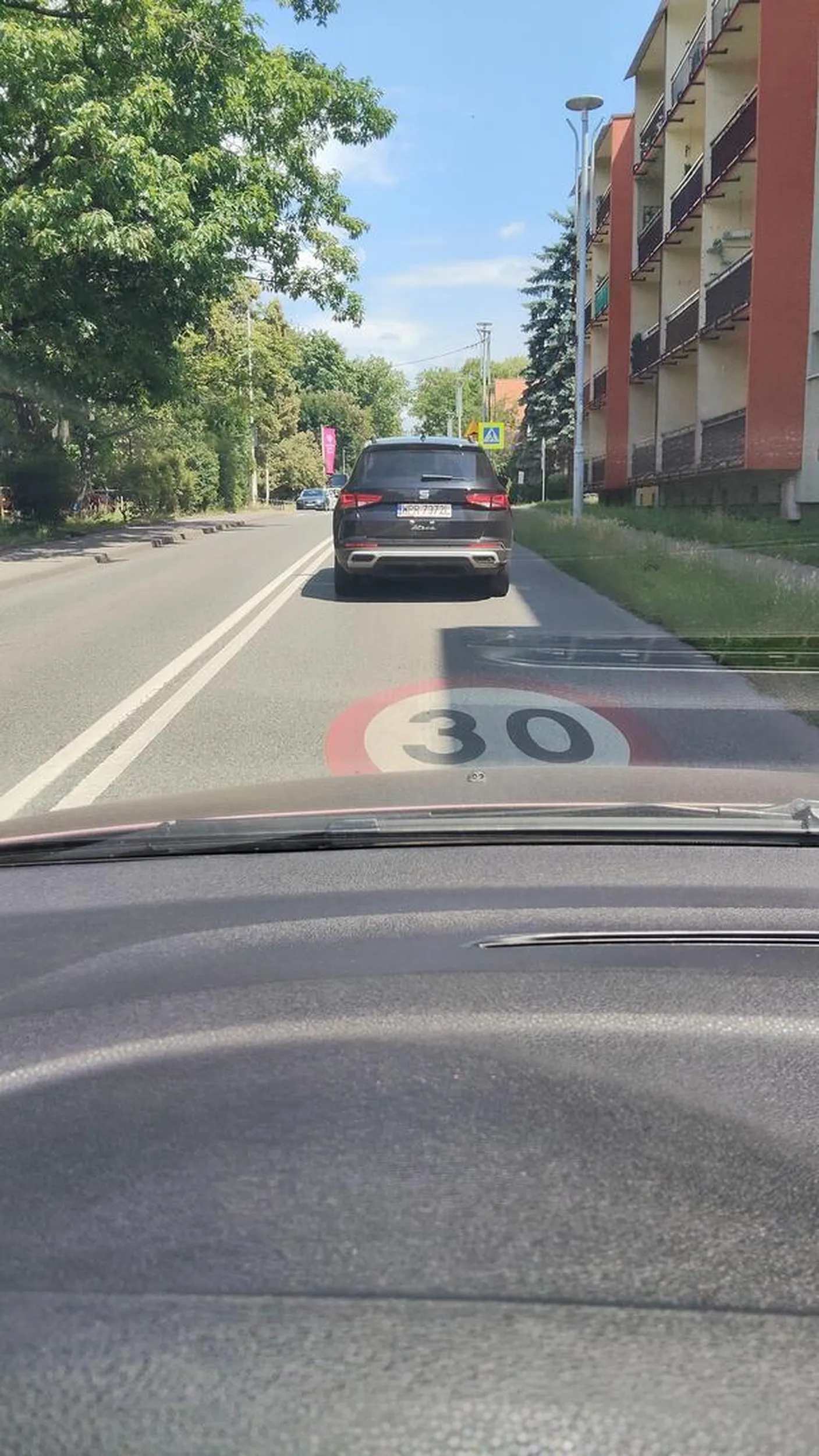 Ty oczy masz w dupie? Uwierz,następnym razem nie będę hamować,skoro nie umiesz poprawnie włączyć się do ruchu!