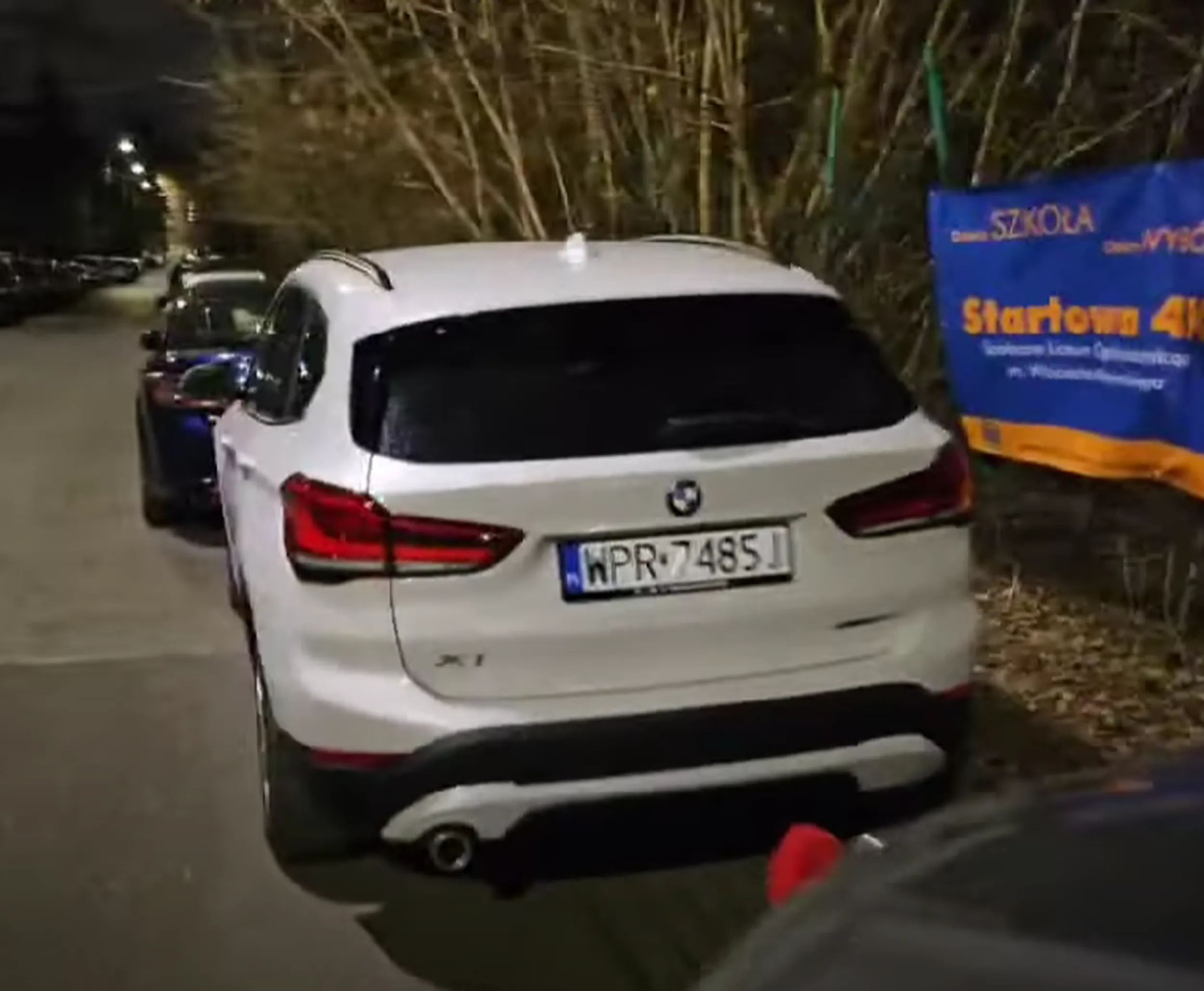 Naucz się kobieto czym jest chodnik Nawet beemką nie masz prawa tu parkować