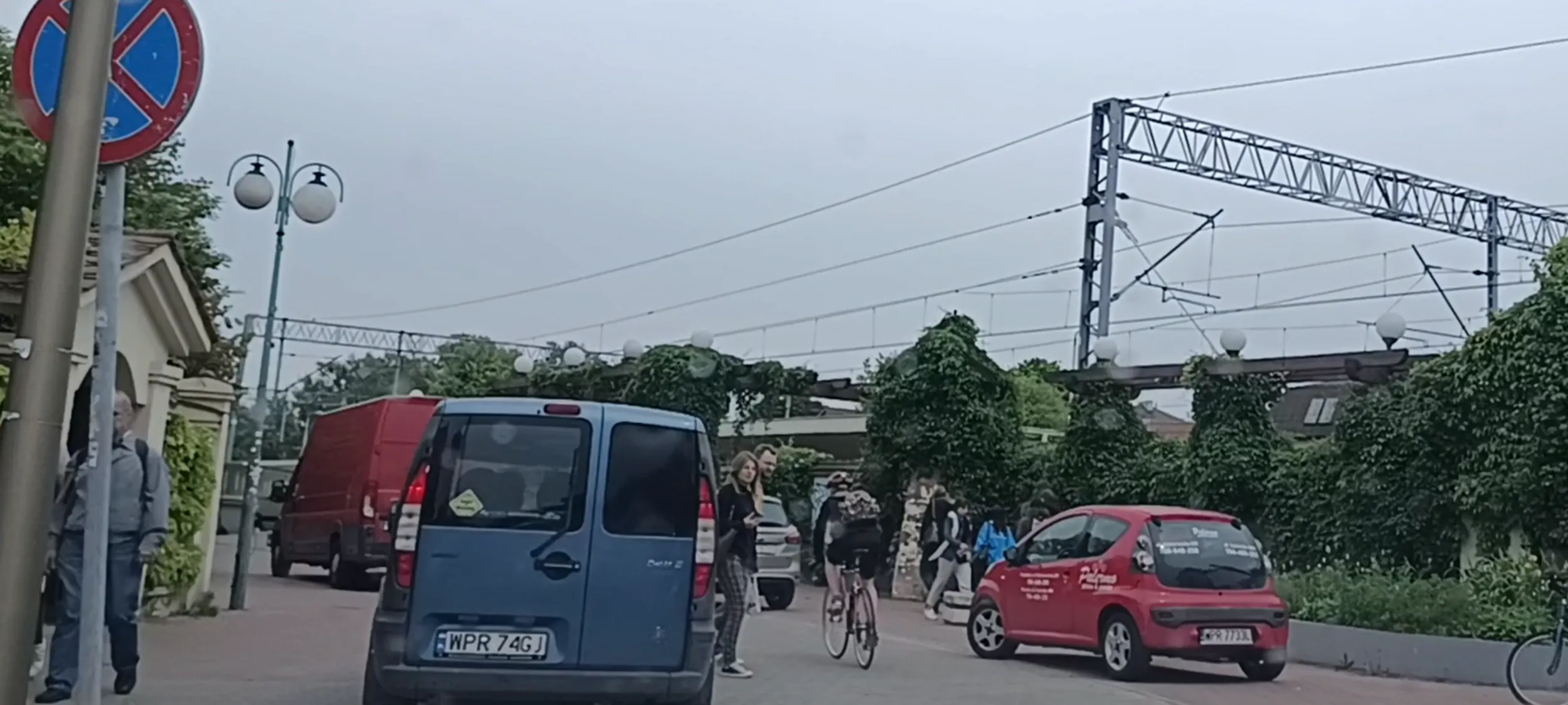 Chamskie parkowanie na chodniku na ulicy z zakazem zatrzymywania się i postoju