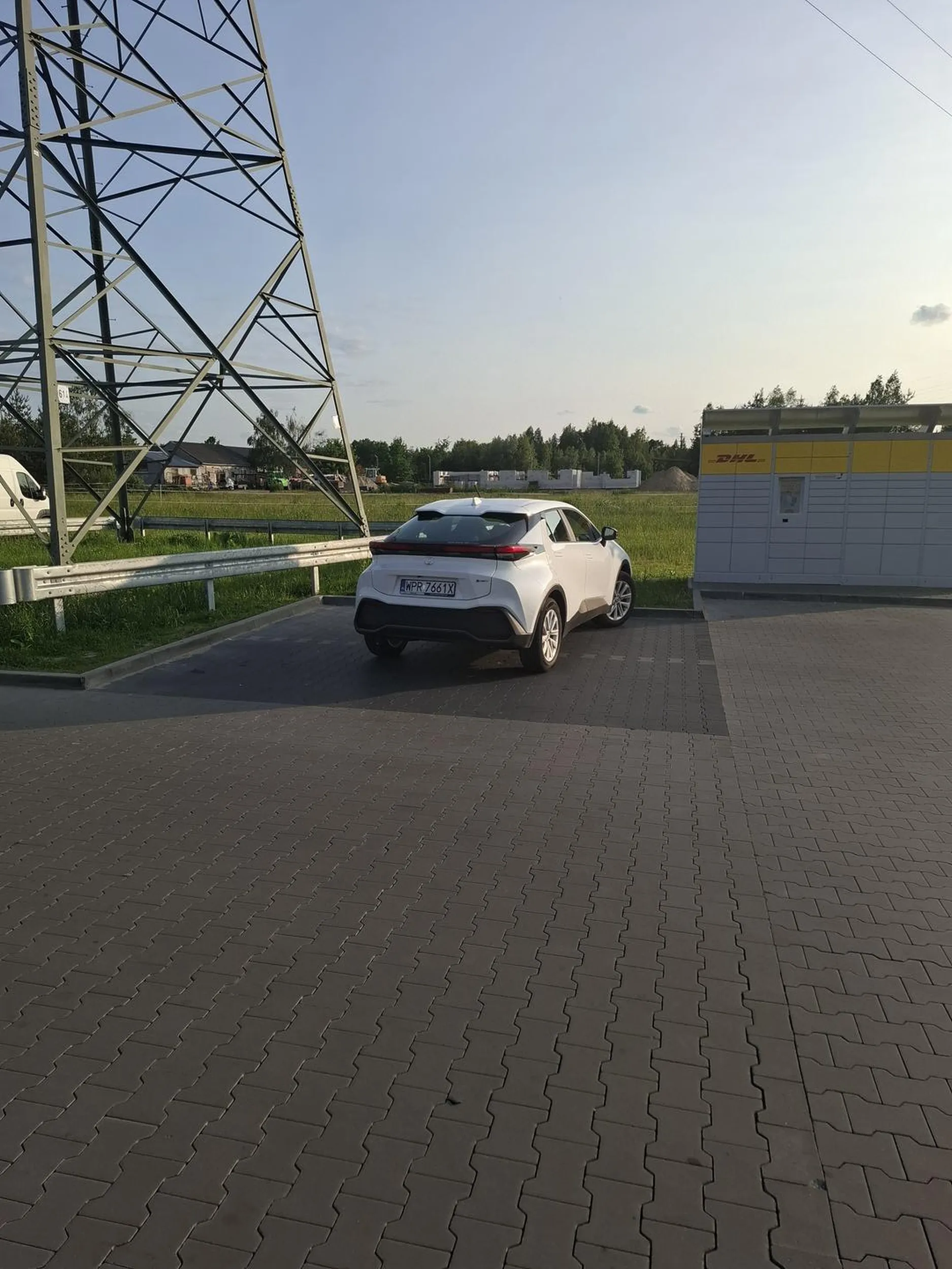 Ma problemy z parkowaniem prostopadłym...