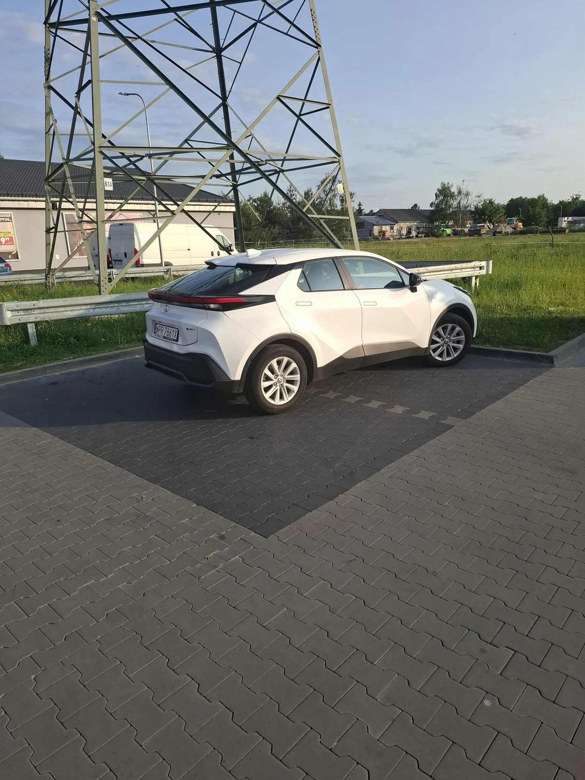 Ma problemy z parkowaniem prostopadłym...