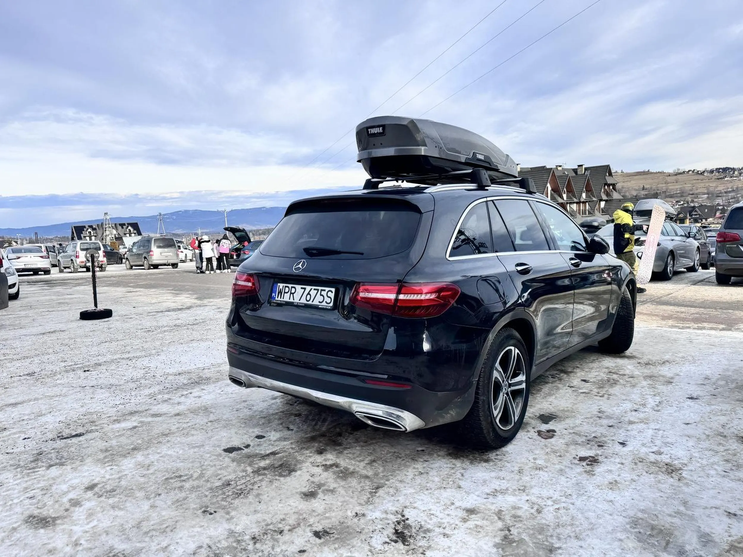 Kierowca w Mercedesie praktycznie przejeżdża prawie po nogach dzieci przechodzących przez ulicę. Bo się spieszy, żeby stanąć 50 metrów dalej pod wyciągiem narciarskim ze swoją rodzinką. Prawko do oddania zanim zrobi komuś krzywdę.