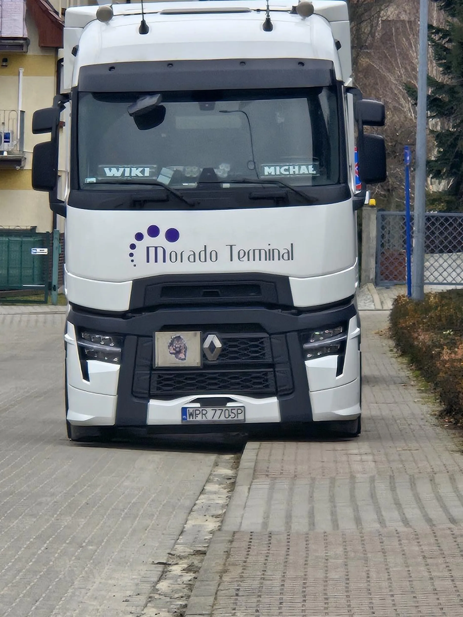 Parkowanie tirem w strefie na chodniku i bez zostawienia przejścia dla pieszych