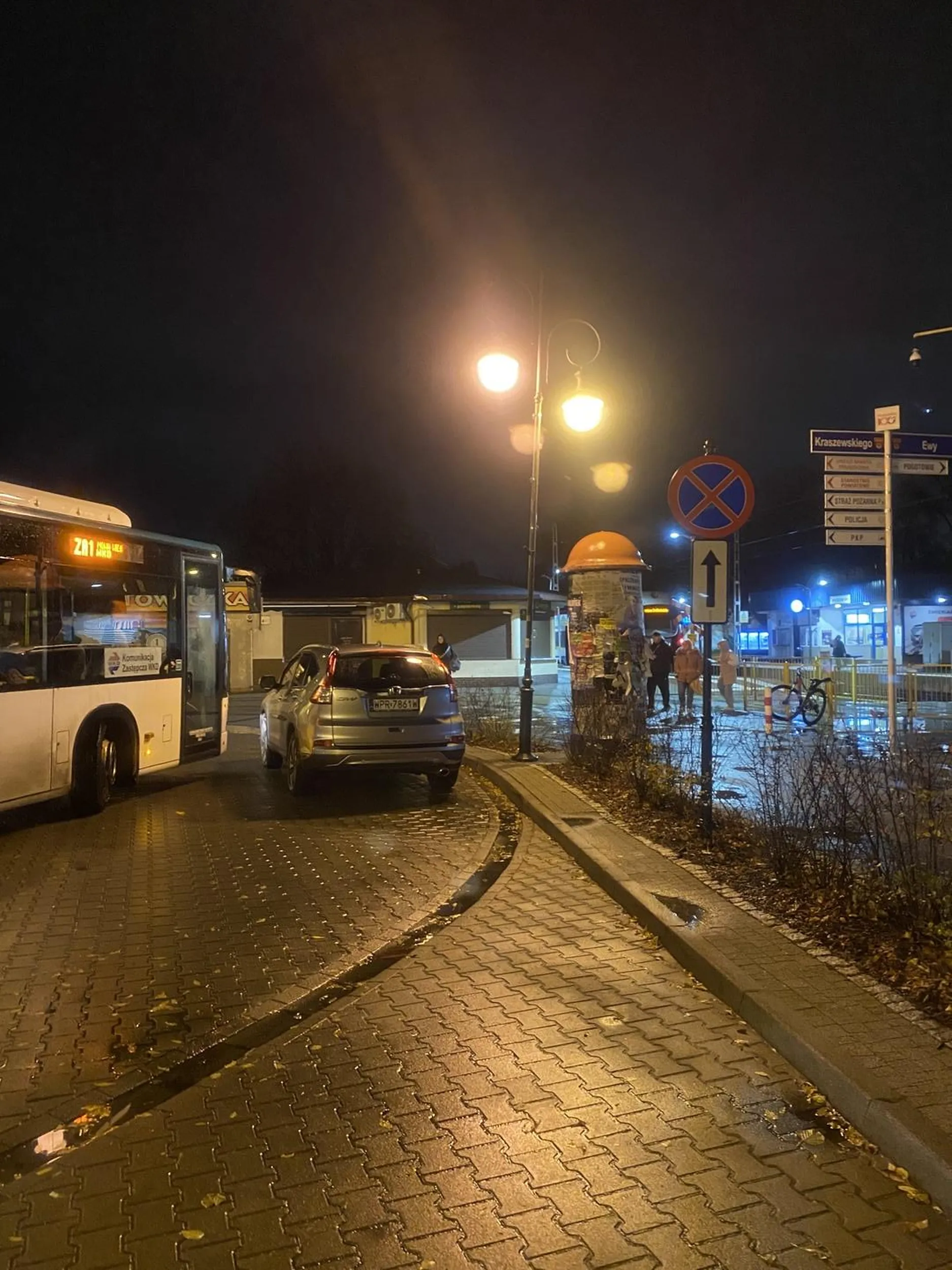 Nie umie w znaki drogowe parkuje na zakazie i blokuje ruch autobusów.