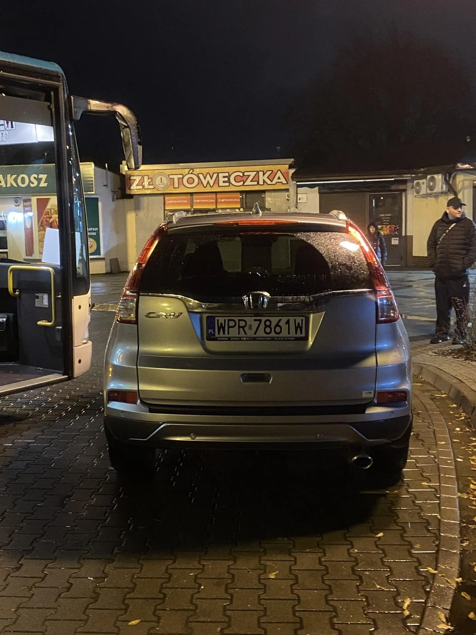 Nie umie w znaki drogowe parkuje na zakazie i blokuje ruch autobusów.