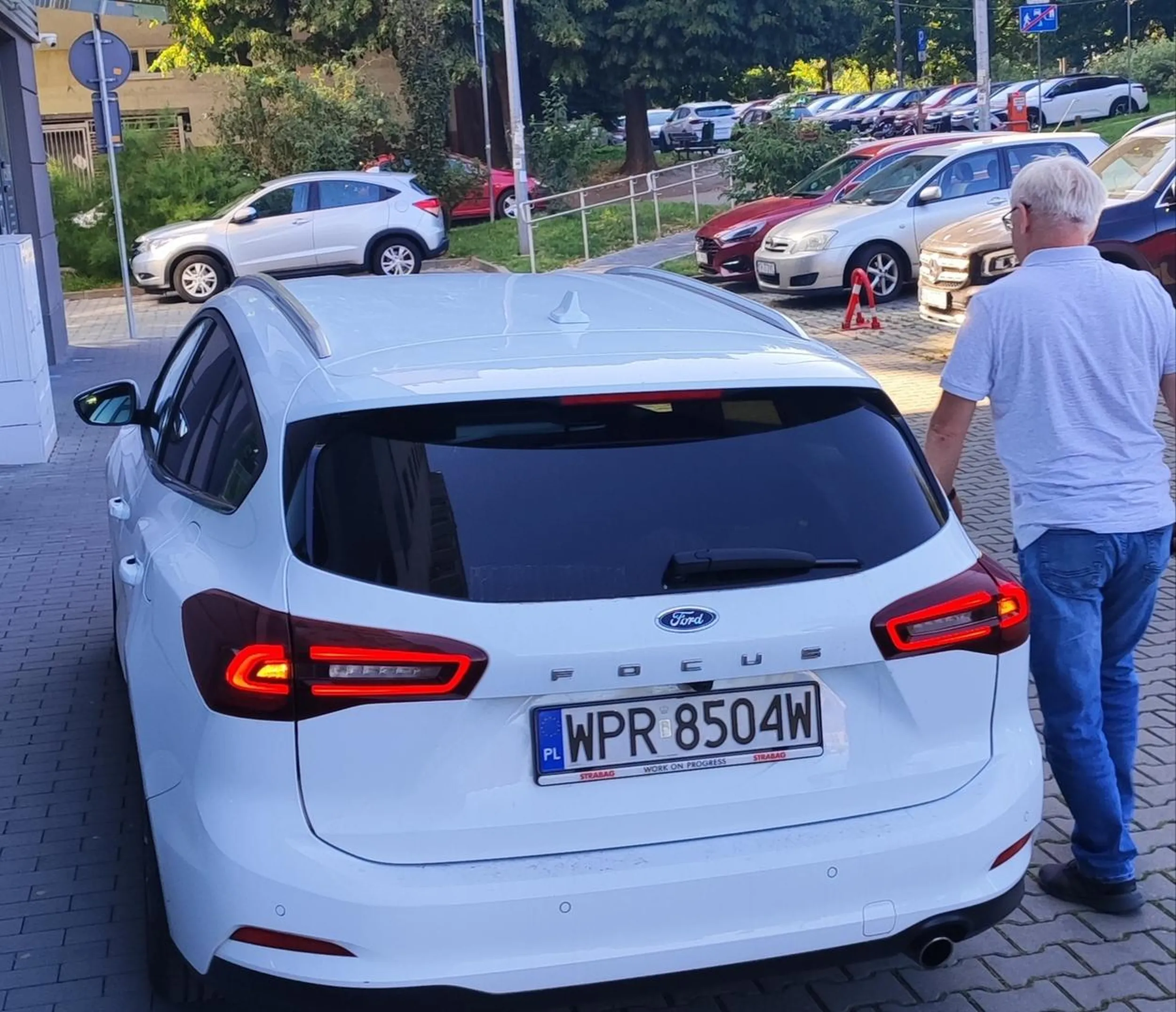 Stary dziad musi prawie do bloku wjechać i zastawiać chodnik. Pomijając b36, mógł po prostu stanąć na drodze