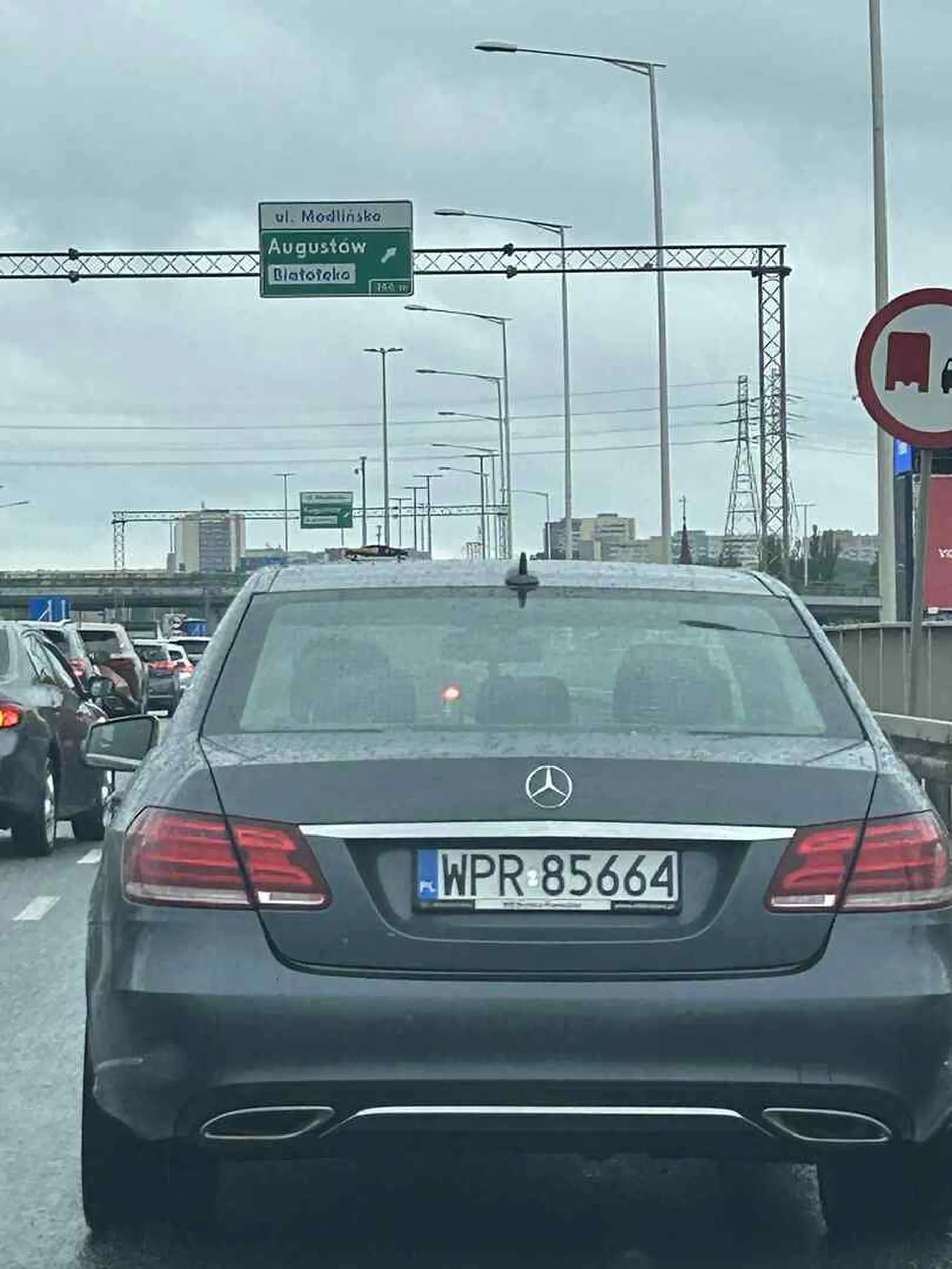 Proponuję wrócić na kurs prawa jazdy i nauczyć się jeździć na zakładkę. Bez pozdrowień za wymuszenie i prawie zarysowanie samochodu.