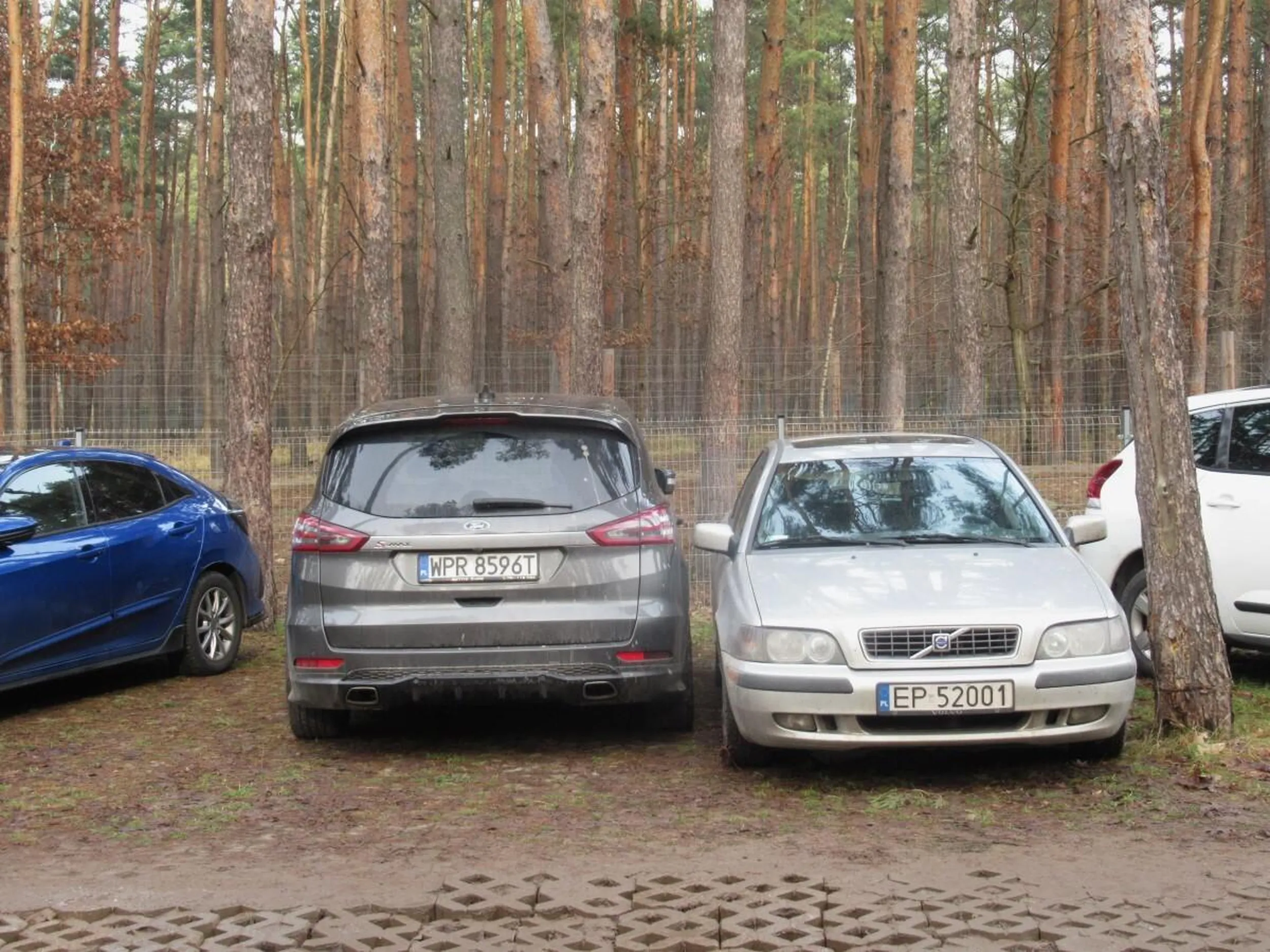 Cwaniak z Pruszkowa zaparkował zajmując 2 miejsca, a inni niech się martwią.