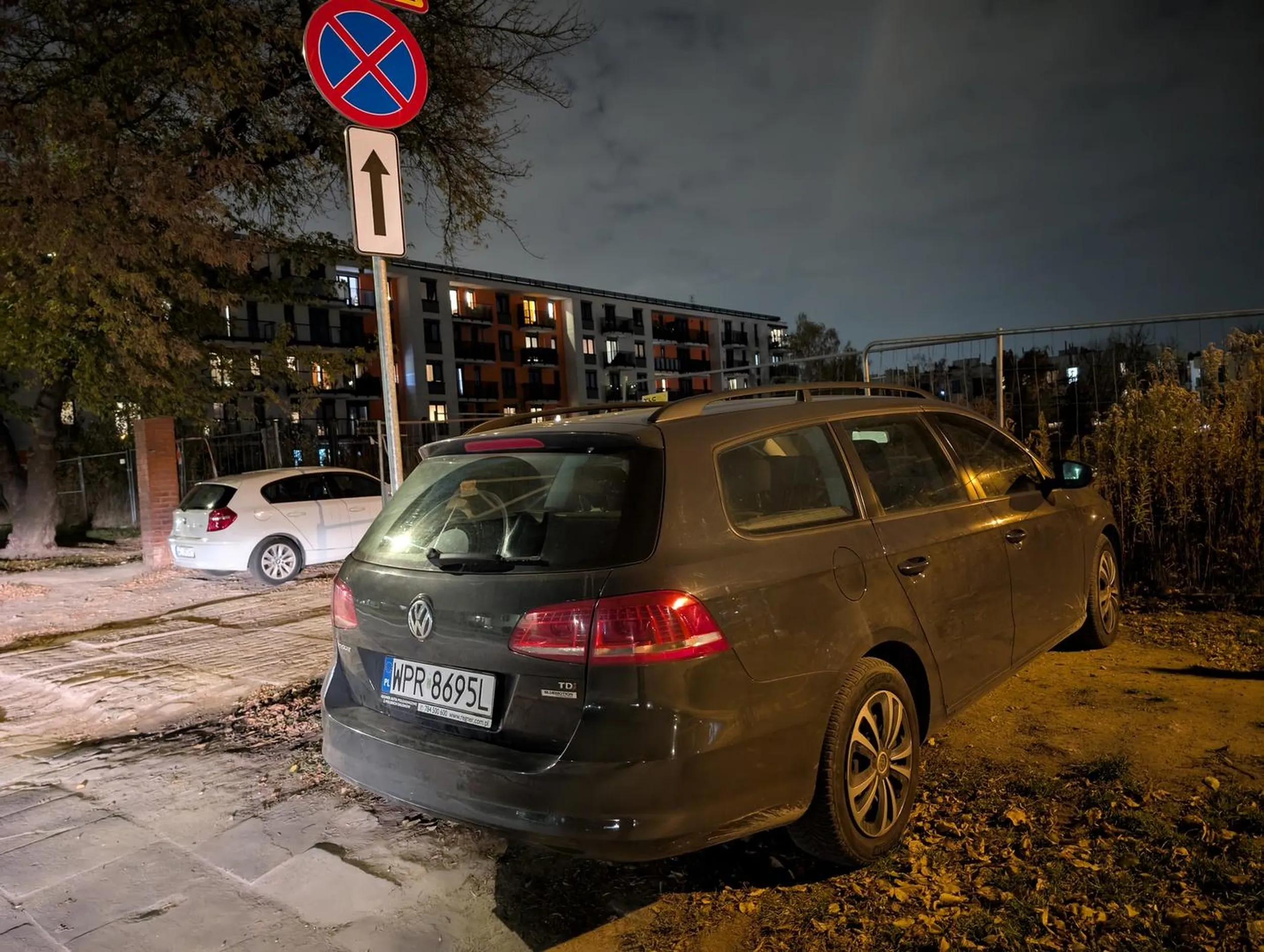 Po chodniku na trawniku, można, można :)