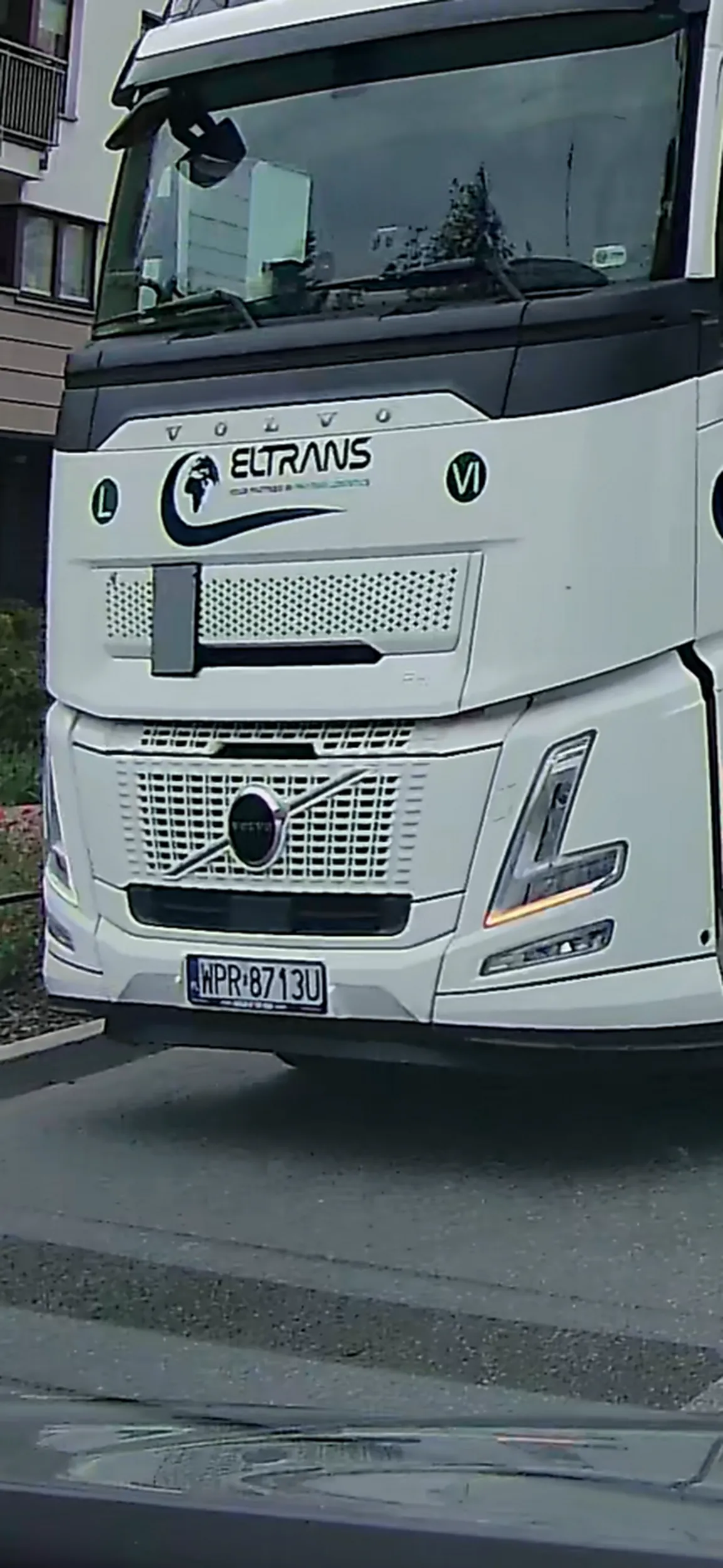 Byłam świadkiem, jak jakiś cep z TIRa rzucał się do faceta w osobówce. Widać było, że osobowy musiał aż cofać, żeby tir go nie skosił, a dla cepa widocznie nie było to do przyjęcia, że ktoś śmiał na niego trąbiąc, żeby ten się zatrzymał.