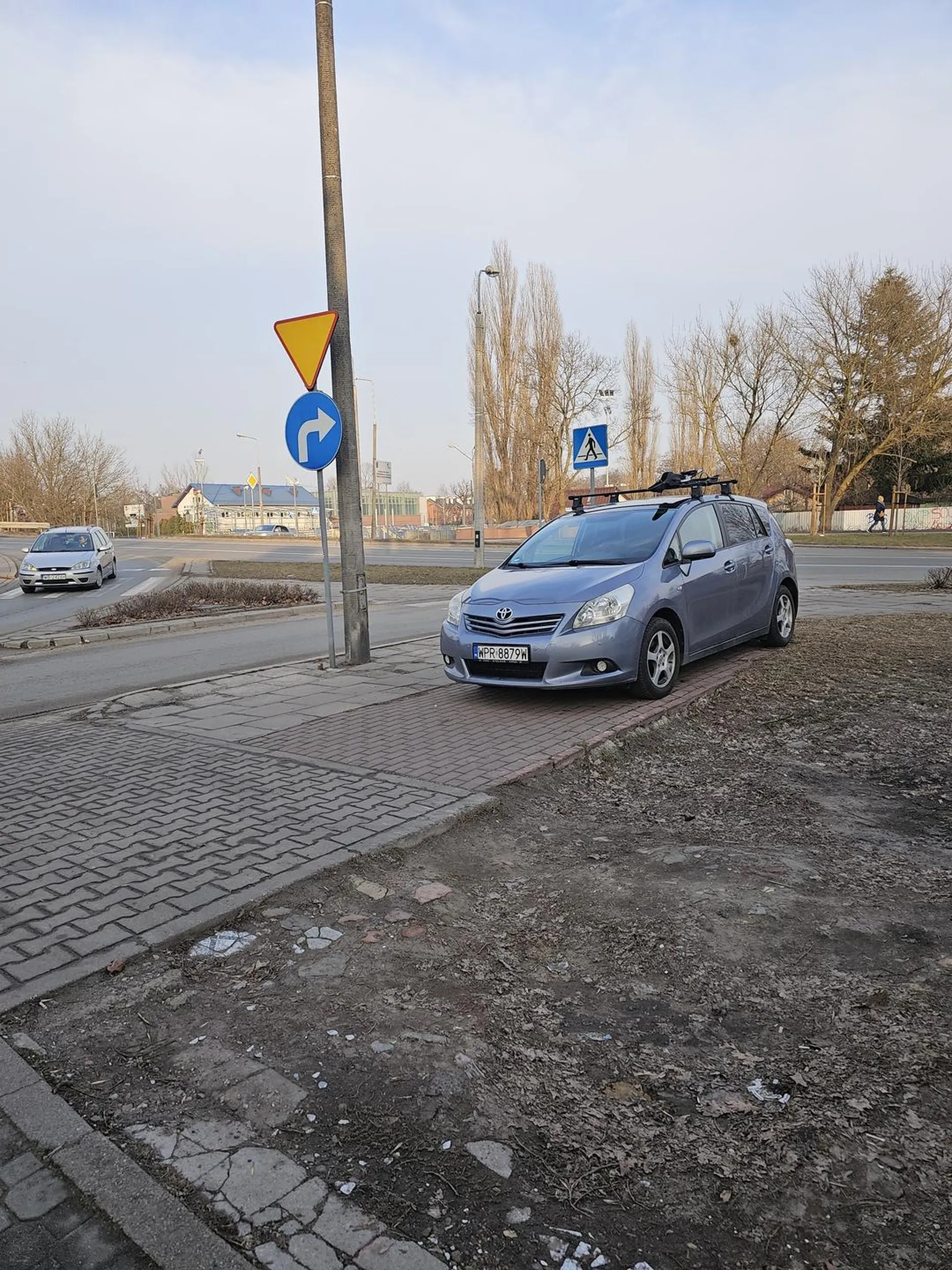 Po co szukać miejsca parkingowego jak można zaparkować na chodniku ???