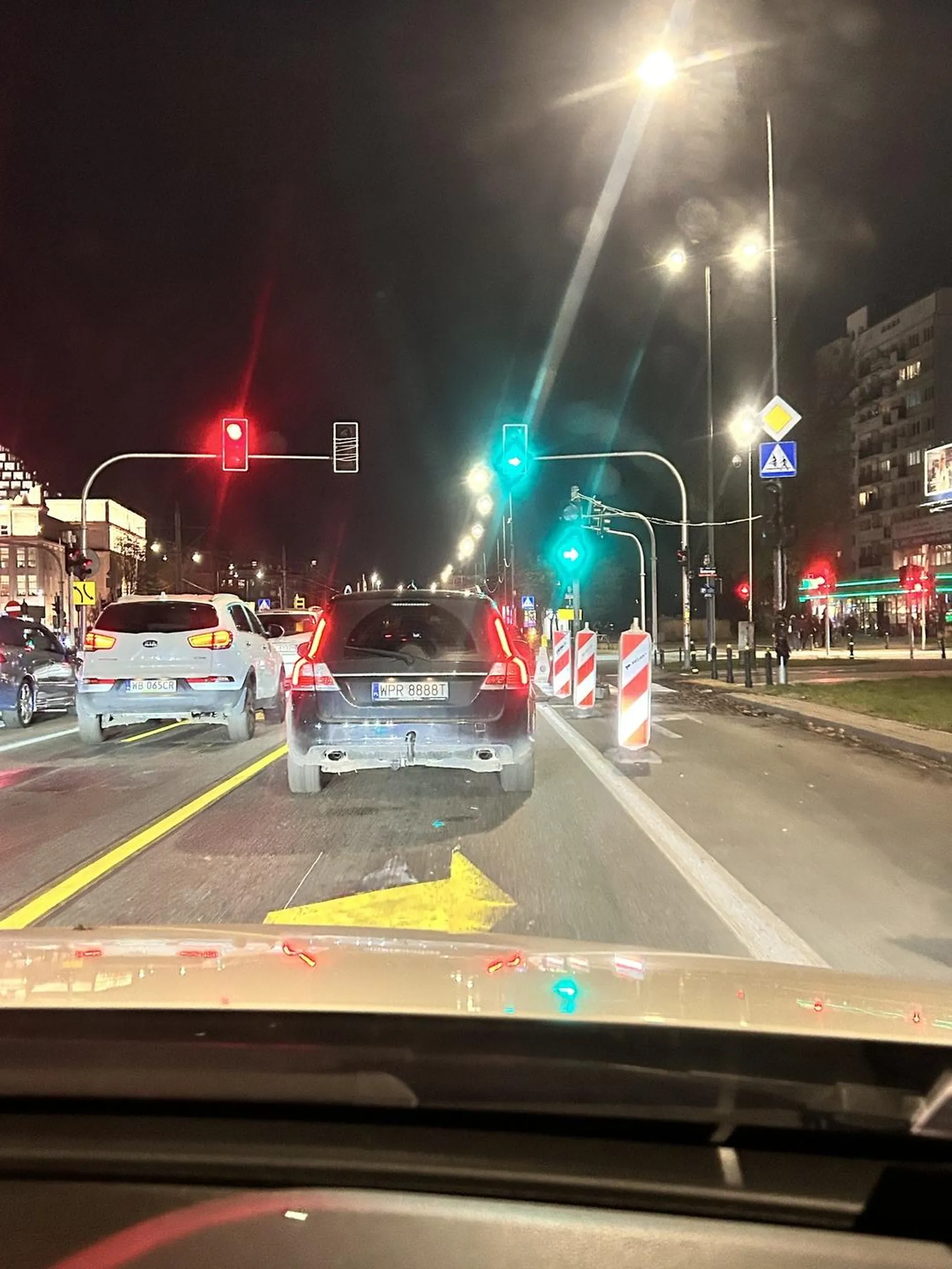 Wymusza pierwszeństwo, nawet nie przeprosi i zgrywa cwaniaka. Prawie by oddawał za zderzak