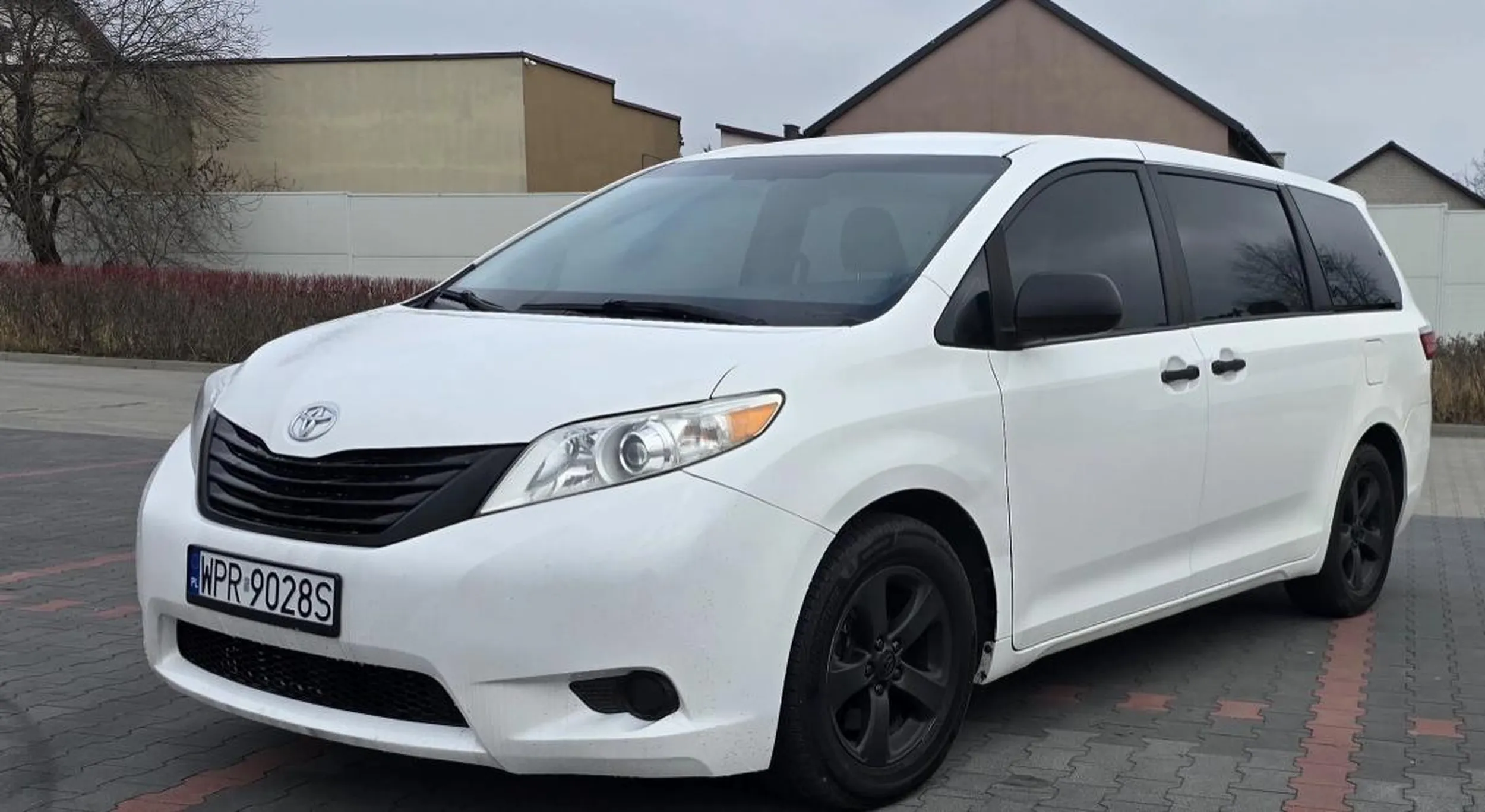 Chłopie, nieprawidłowo przyciemnione przednie boczne szybki, wstydź się. Diagnostę zgłaszam - straci uprawnienia.