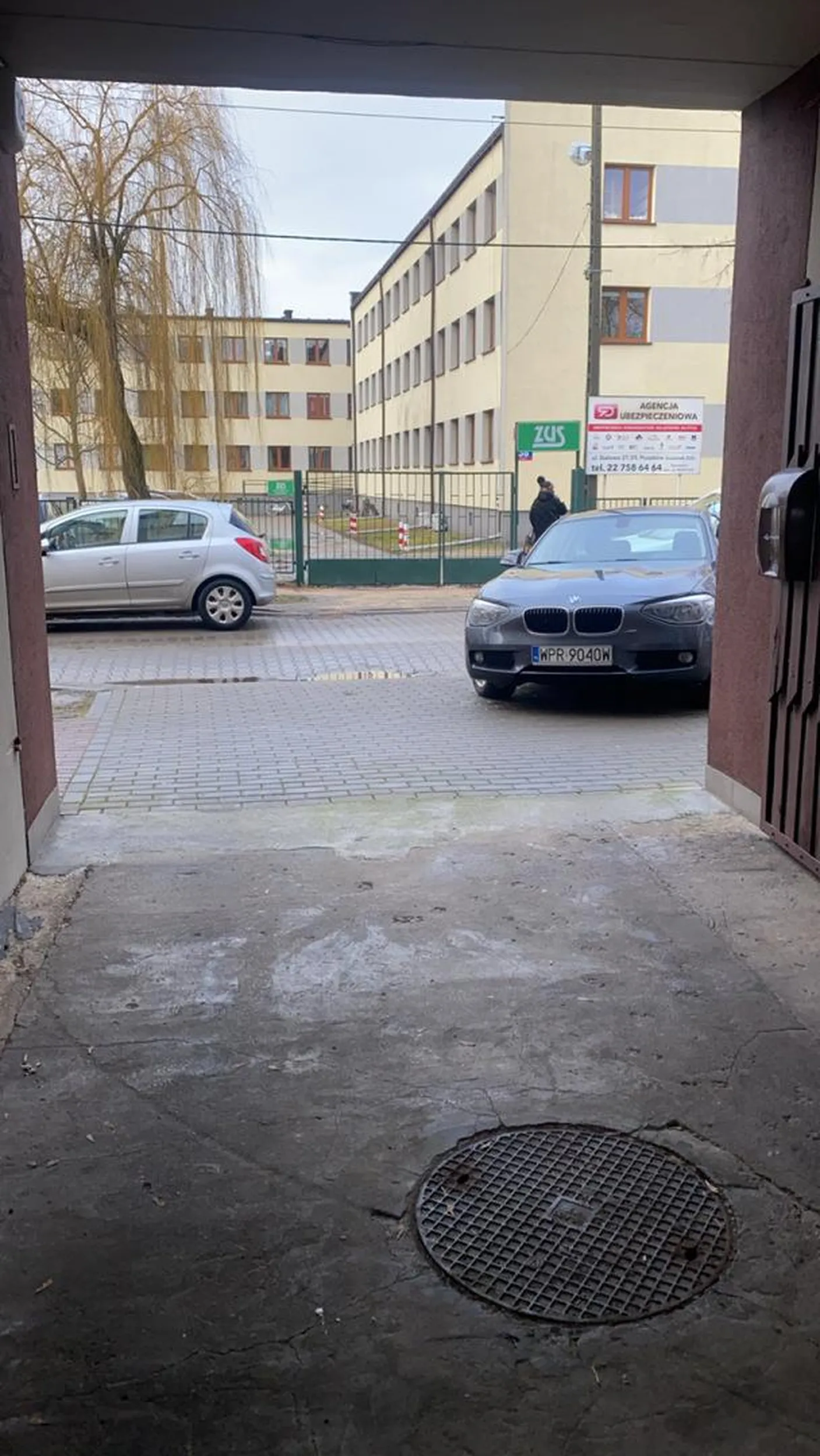 Mistrz parkowania blokujący wyjazd z bramy i przejazd jezdni bo oczywiście dupa wystaje Tylko dlatego że załatwia sprawy w zusie, wchodzisz do poczekalni i pytasz czyje to auto bo cię blokuje oczywiście się nie odezwie po półgodziny tłumaczy się : bo myślałam że szybciej pójdzie... Mimo że ZUS z drugiej strony ma swój parking z którego można skorzystać