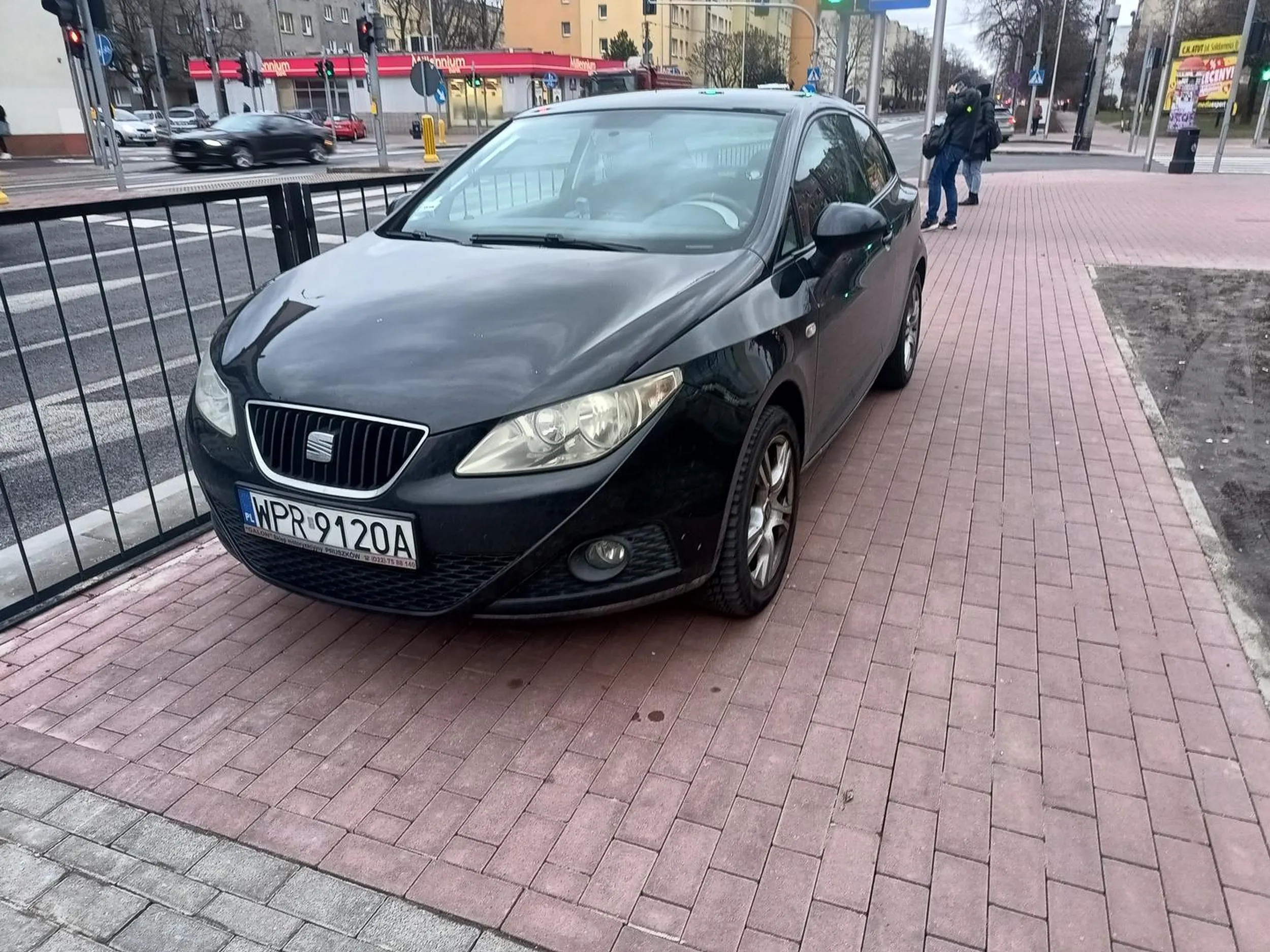 Bydło zaparkowało wraka po wypadku na chodniku w miejscu gdzie nie ma miejsc parkingowych i przed przejściem dla pieszych