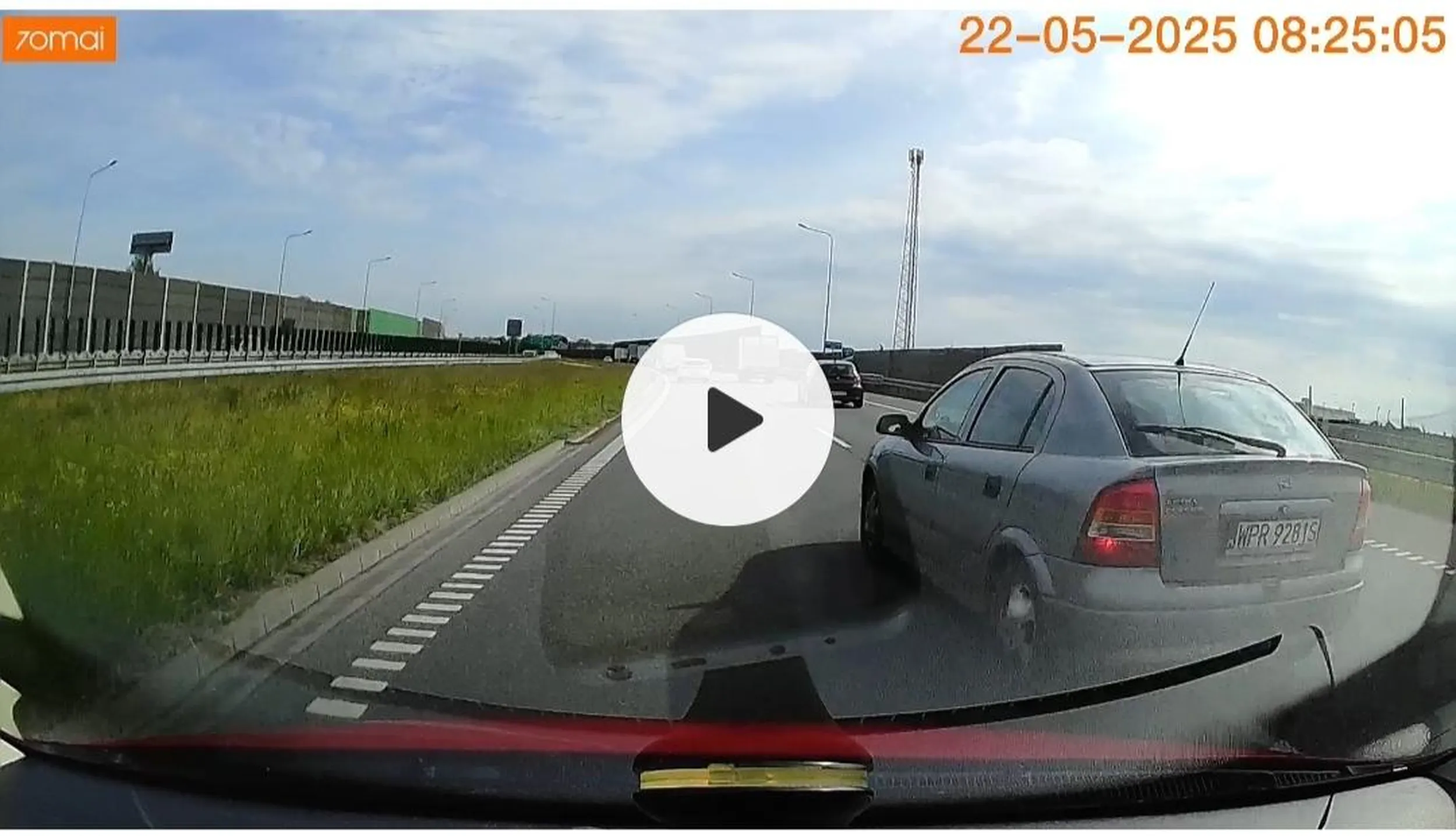 Jeździ ja wariat spychając innych użytkowników dróg