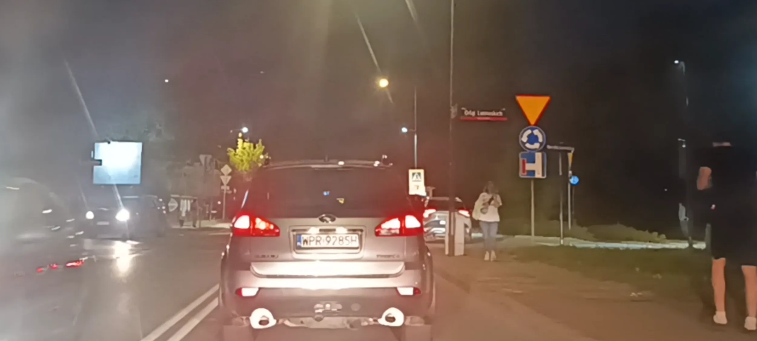 Kierujący to bandyta drogowy, wyprzedza prawym pasem przed skrzyżowaniem i z prędkością 100kmh w miejscu ograniczenia prędkości do 50kmh