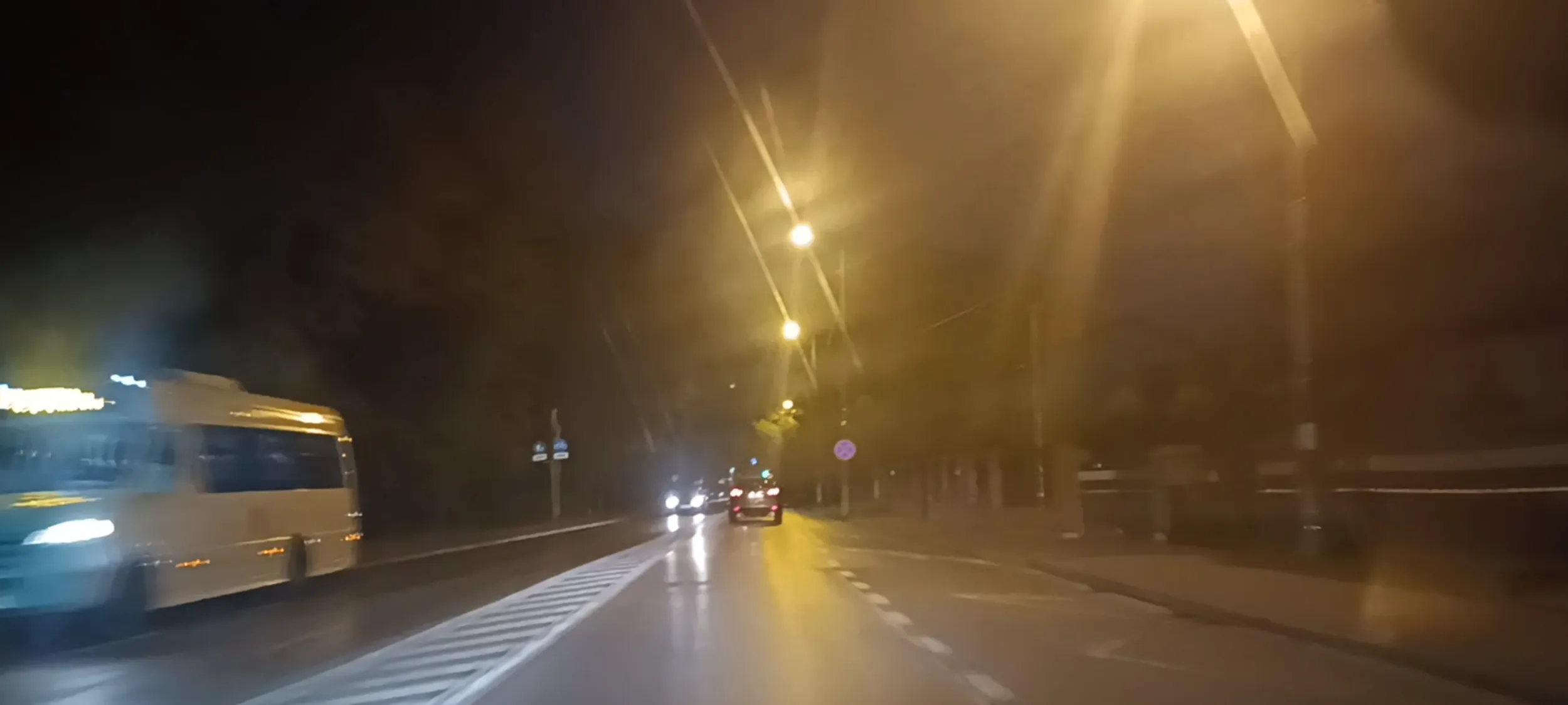 Kierujący to bandyta drogowy, wyprzedza prawym pasem przed skrzyżowaniem i z prędkością 100kmh w miejscu ograniczenia prędkości do 50kmh