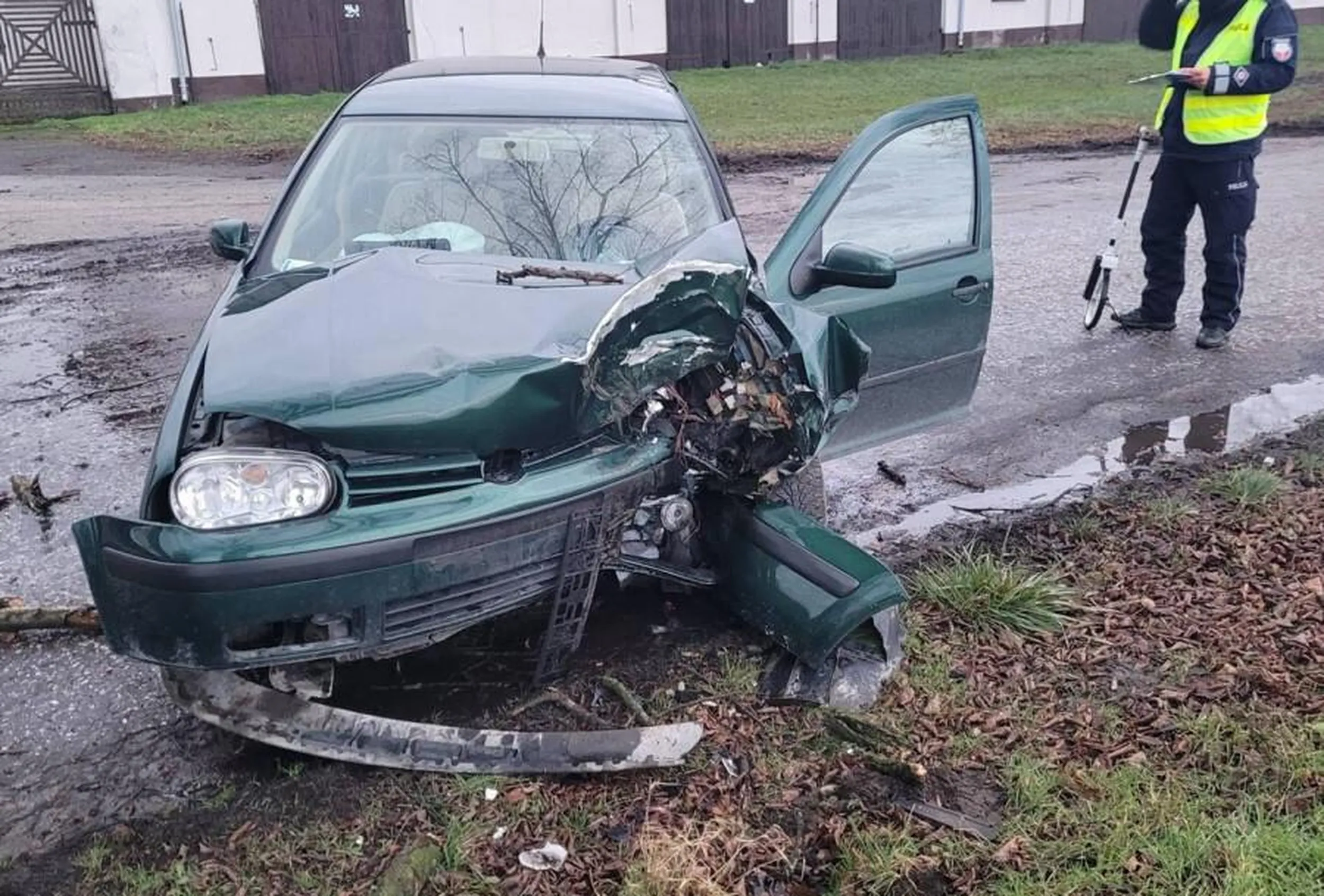 kierowca popisywał się brawurową jazdą swoim szrotem, kiedy zauważył ze jest nagrywany otworzył drzwi wyskoczył z auta i zaczął bzyczeć ?