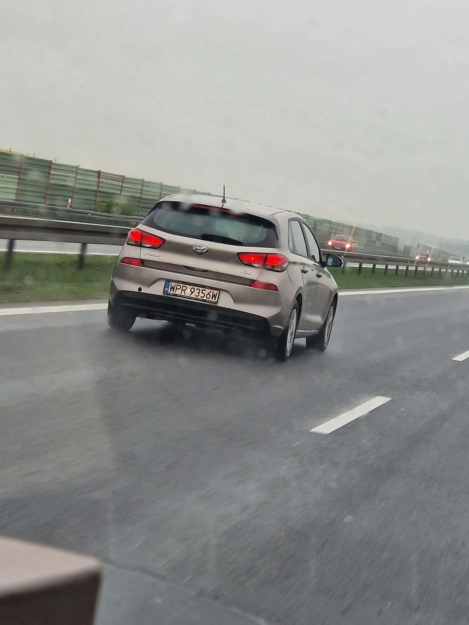 Długowłosy Jeus wyhamowuje tiry