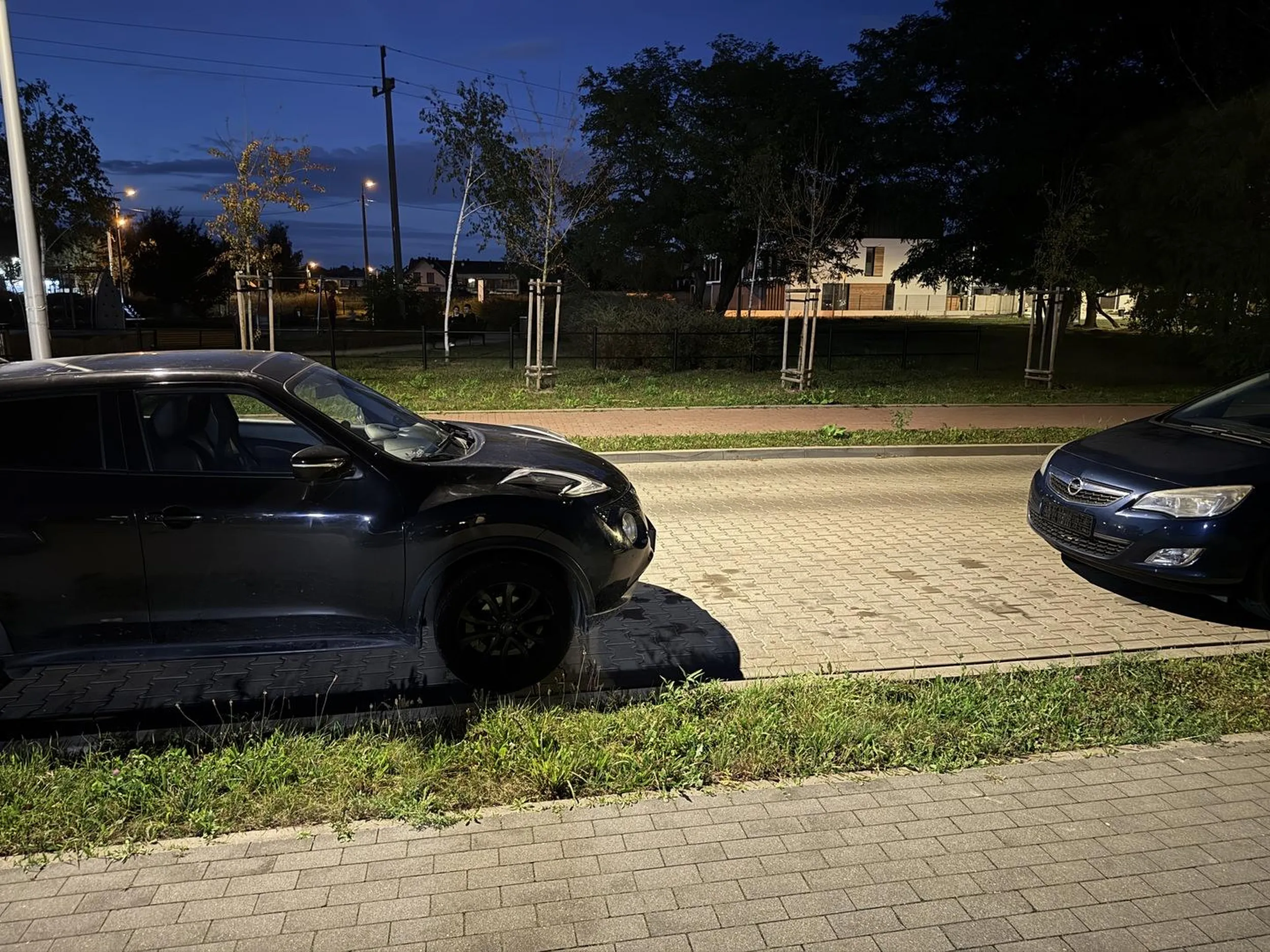 Parkowanie wzdłuż zajmując 3 miejsca to specjalność tego kierującego.. obowiązkowo doszkalanie z parkowania lub oddanie prawa jazdy do wydziału komunikacji. Proszę o parkowanie bliżej pojazdów bo nie ma w tym miejscu gdzie parkować przez takich ananasów