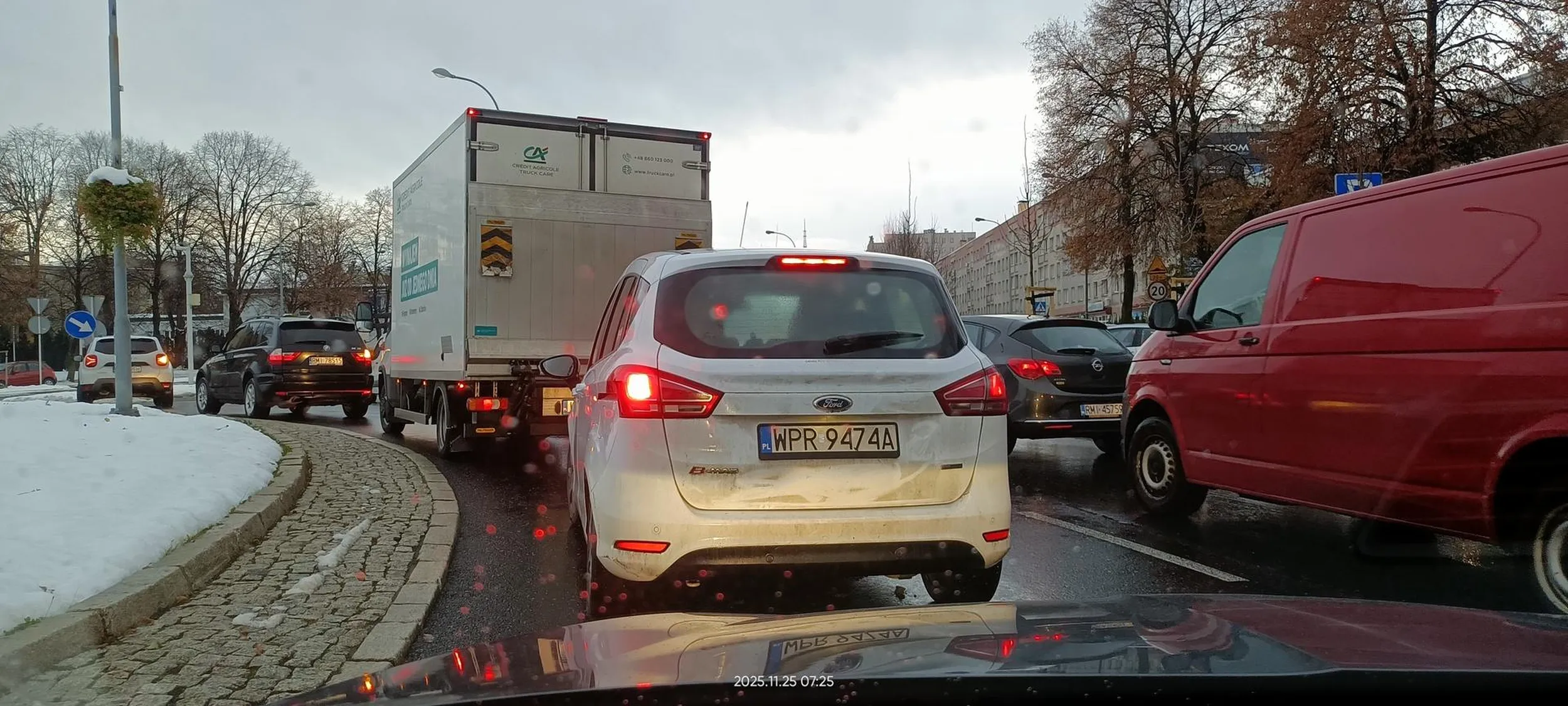 Kretyn zamyka oczy i wjeżdża na rondo "na pohybel", nie widzi że ktoś już porusza się po rondzie i wjeżdża wprost przed maskę. Niewiele brakło bym mu cały bok skasował.