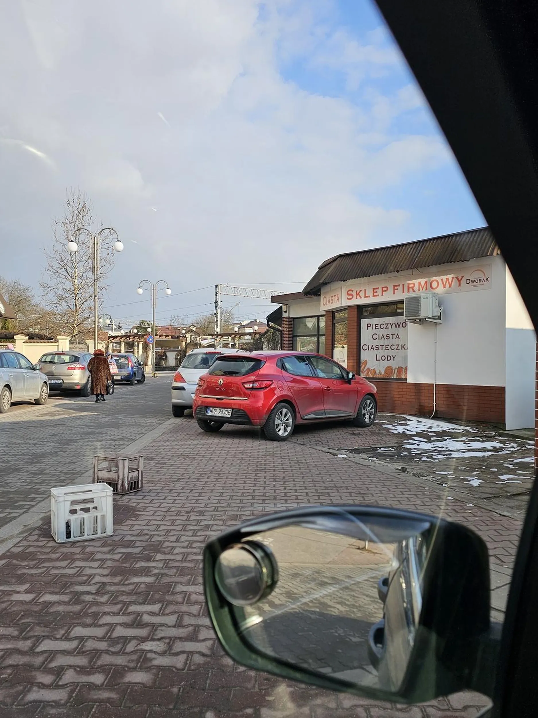 Gratuluje parkowania na CAŁYM chodniku? A ludzie wychodzący ze stacji nie mieli jak przejść ?