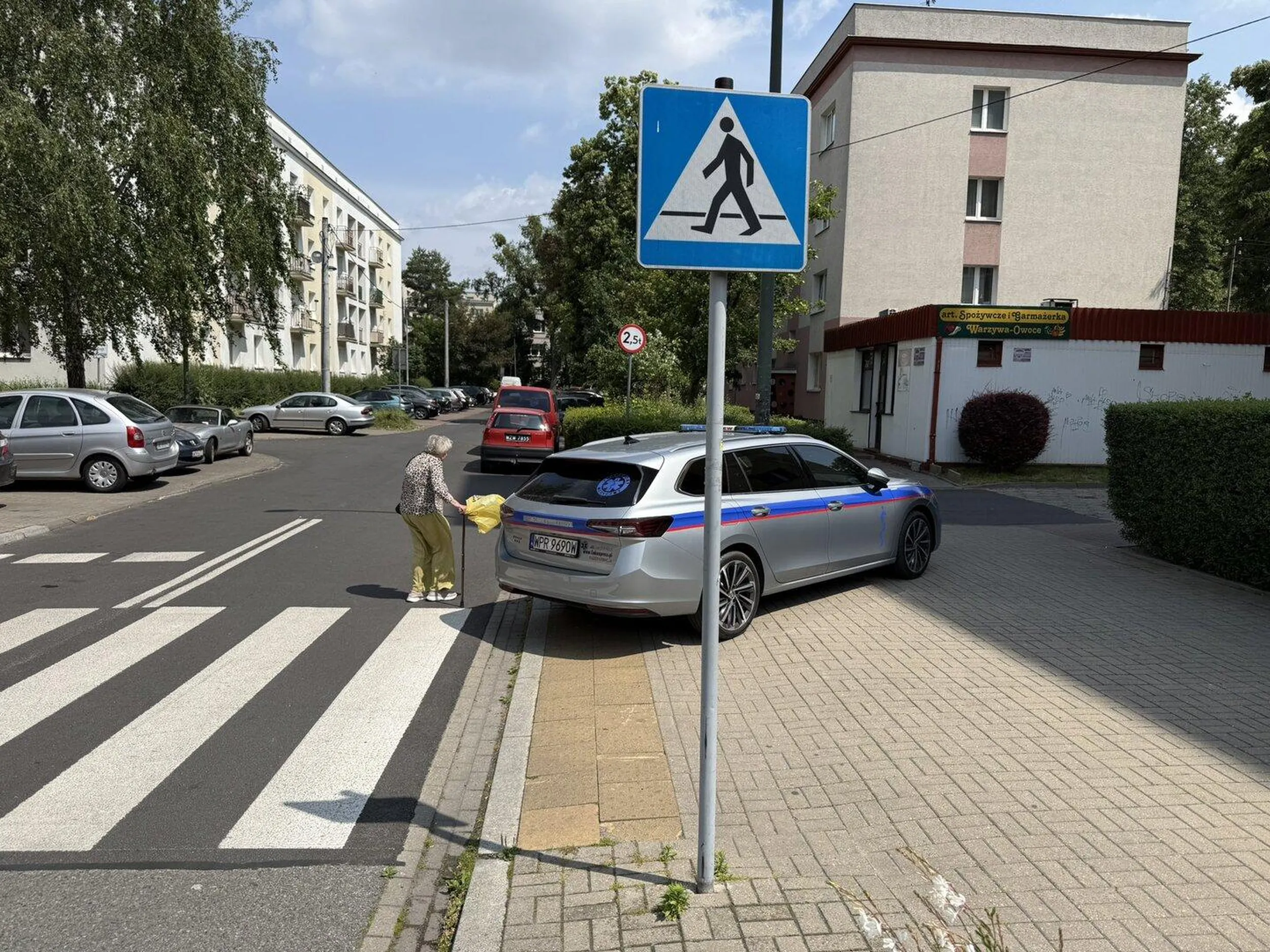 Krew blokuje chodnik.