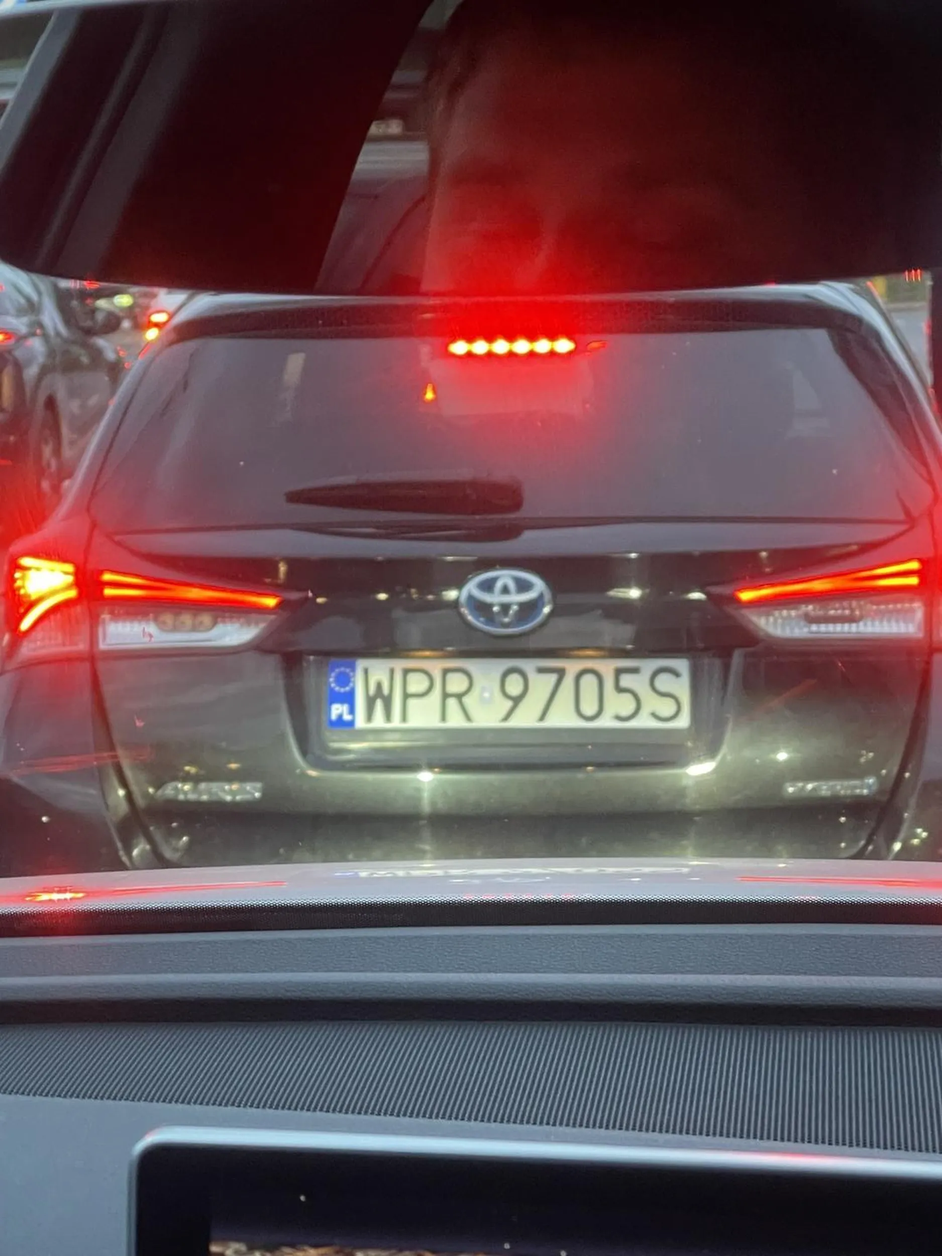 kierowca bez mózgu. Sika na siedząco.