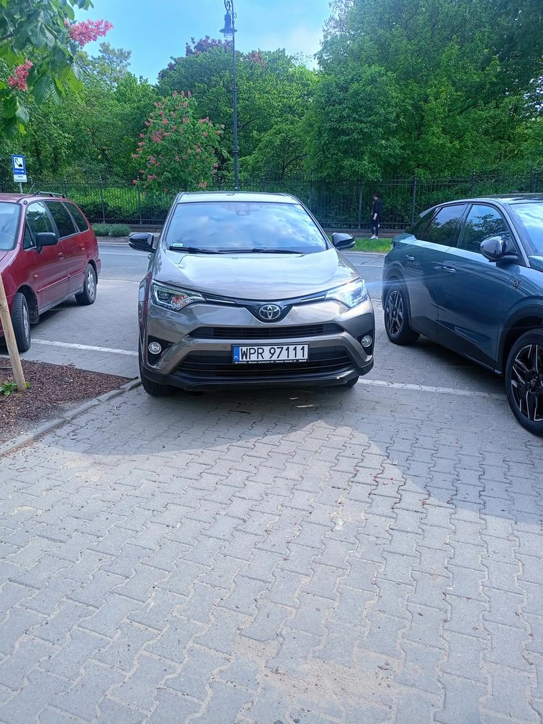 Kierowca tego samochodu, 3 maja 2025 na ulicy Szwoleżerów w Warszawie, uderzył w zaparkowany samochód, po czym odjechał z miejsca zdarzenia nie zostawiając żadnej kartki i zaparkował kilkadziesiąt metrów dalej. Sprawa została zgłoszona na policję