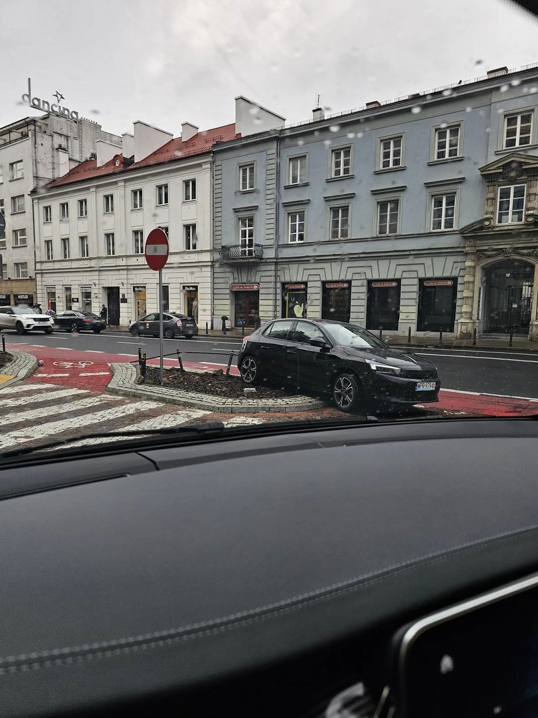 Pani za kierownicą nie dość że nie zna znaków (wjechała pod prąd w jednokierunkową), nie potrafi jeździć bo prawie dwa razy uderzyła w zaparkowane samochody to i cofać nie potrafi bo skasowała płotek na Nowym Świecie jakimś cudem ?