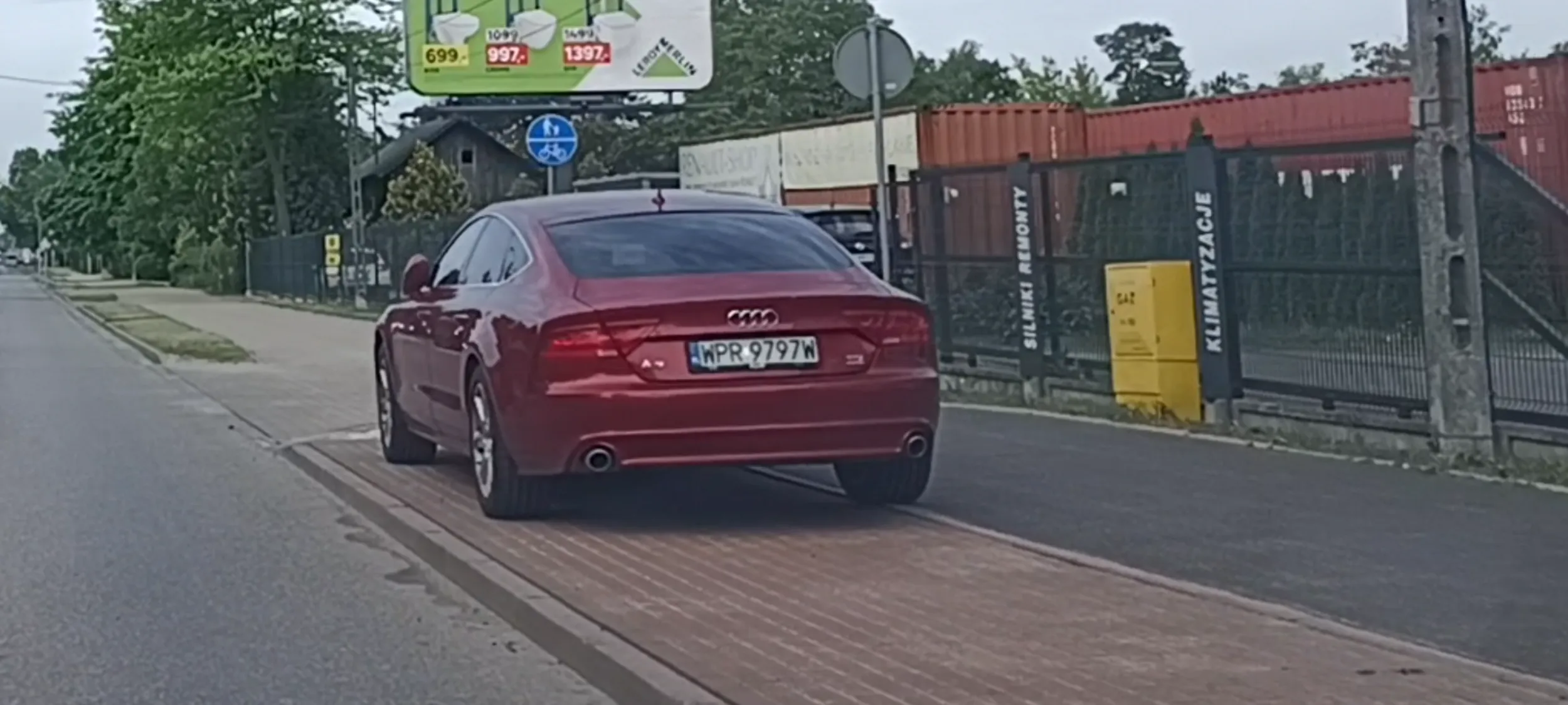 Ameba parkuje na chodniku i na ścieżce rowerowej