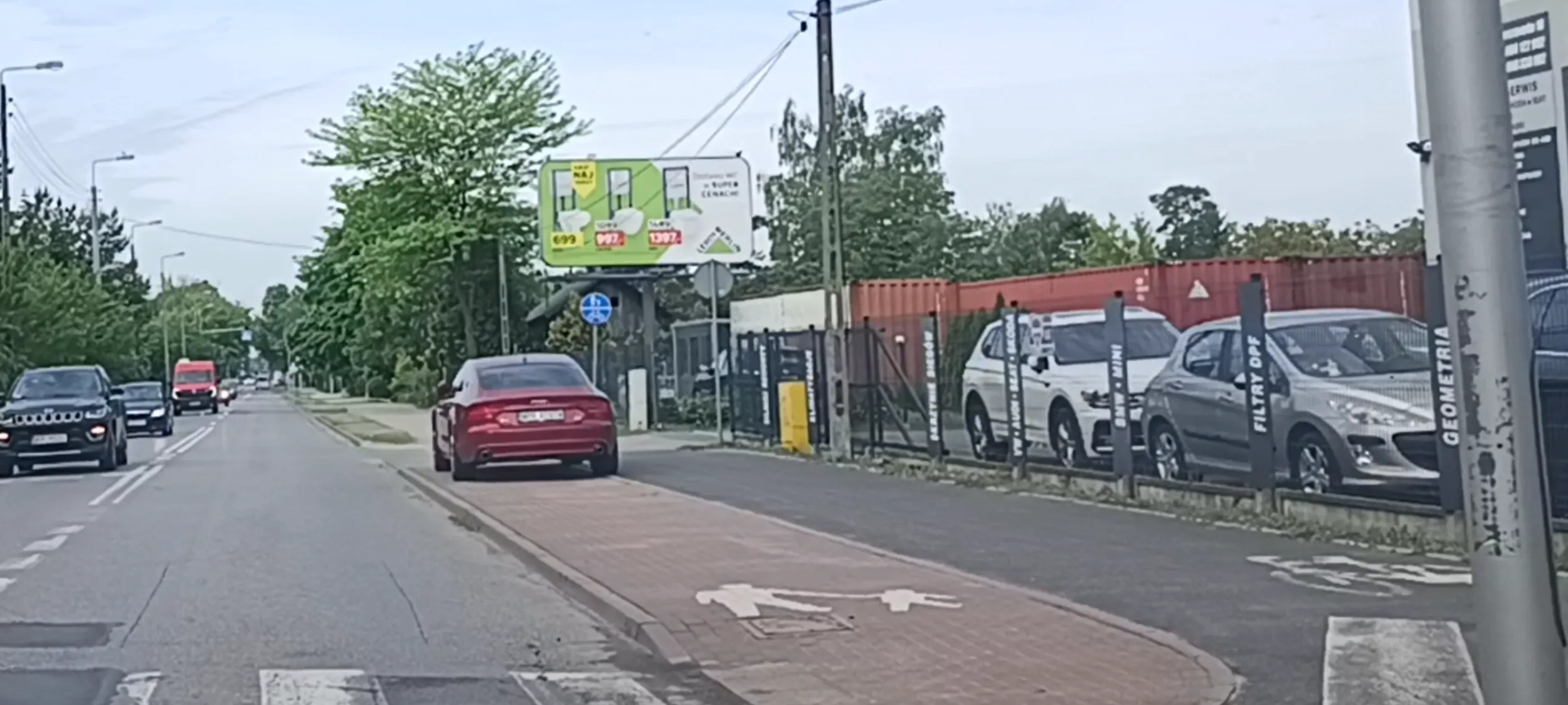 Ameba parkuje na chodniku i na ścieżce rowerowej