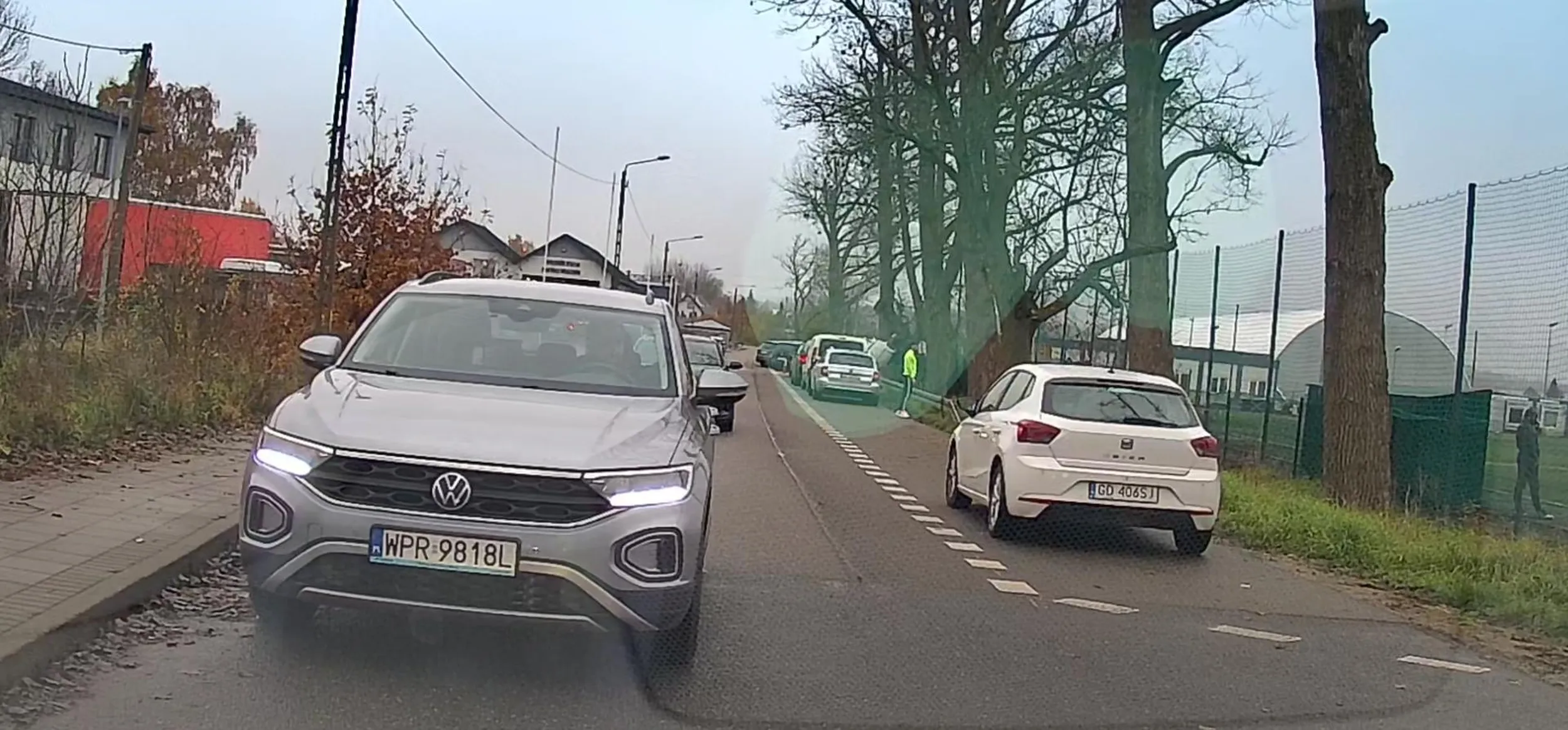 Jeździ pod prąd i przegania ludzi jadacych prawidłowo.