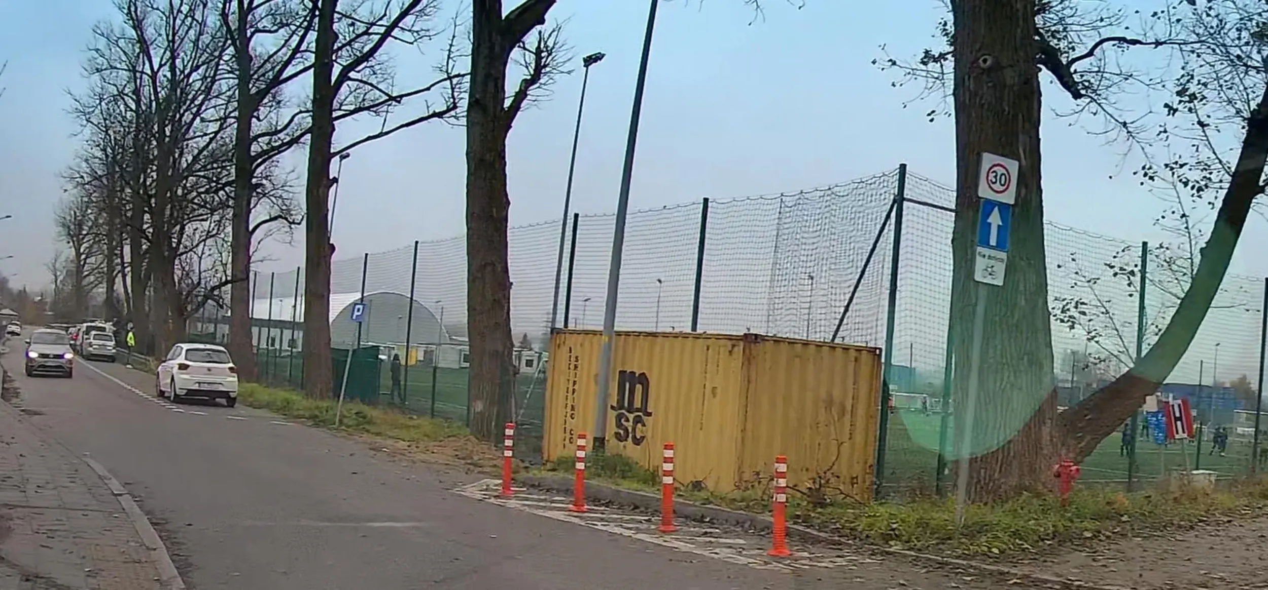 Jeździ pod prąd i przegania ludzi jadacych prawidłowo.