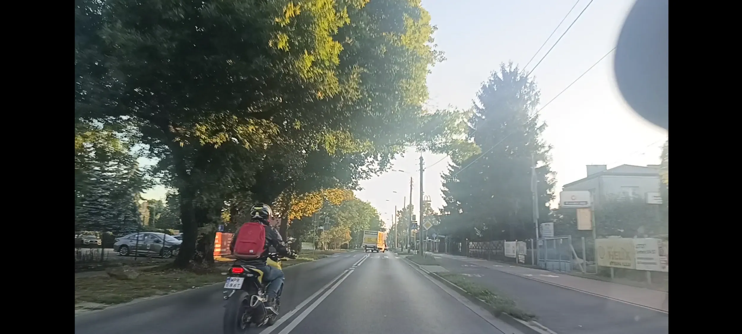 Motocymbał to bandyta drogowy,  który wyprzedza na skrzyżowaniu i na podwójnej linii ciągłej