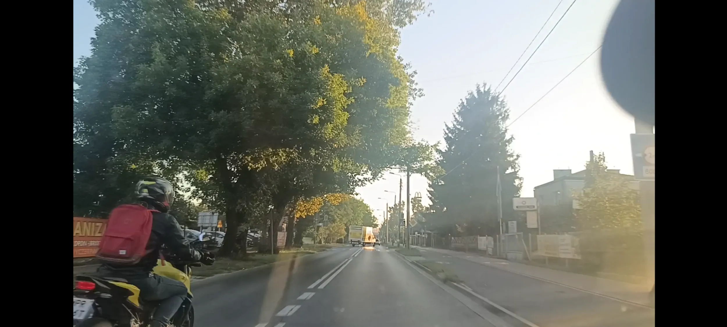 Motocymbał to bandyta drogowy,  który wyprzedza na skrzyżowaniu i na podwójnej linii ciągłej