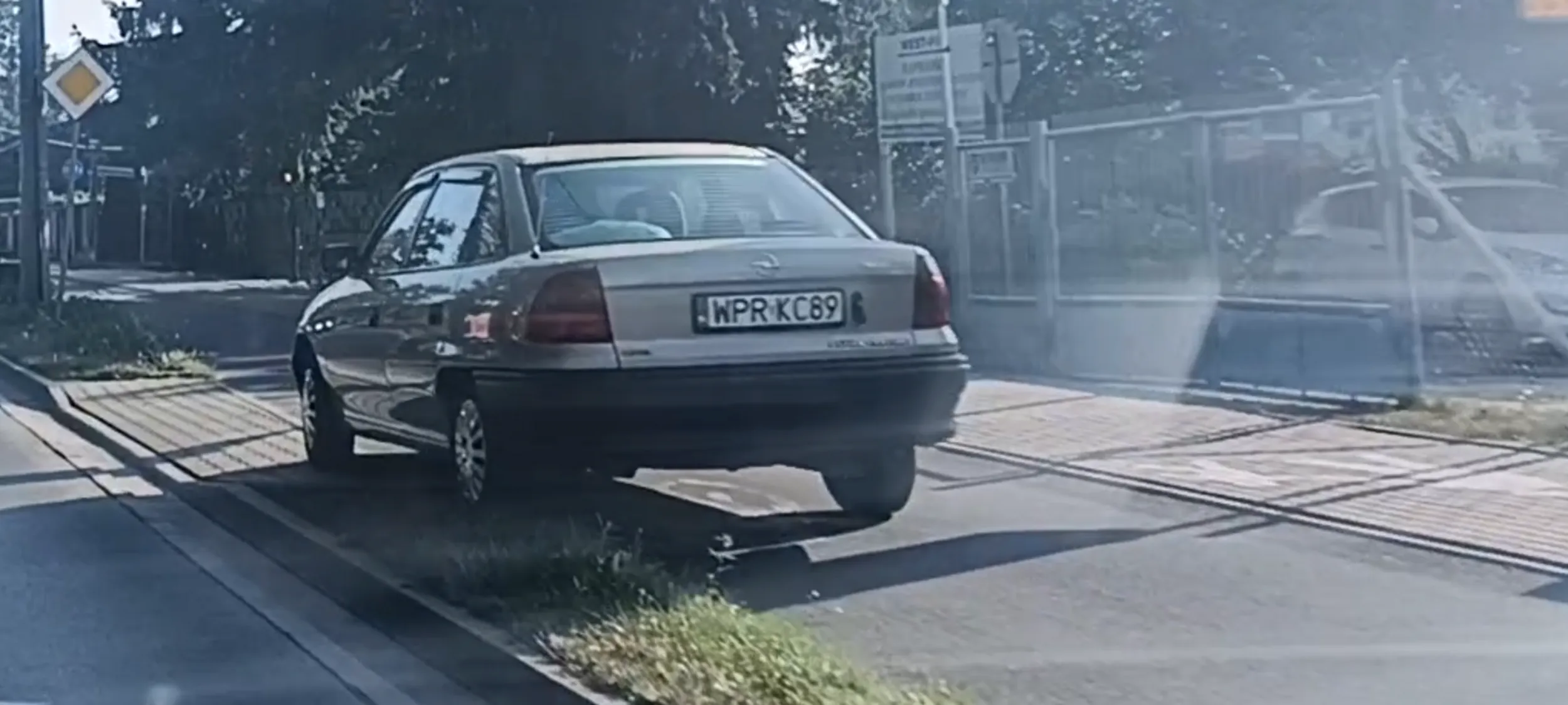 Chamskie parkowanie na ścieżce rowerowej