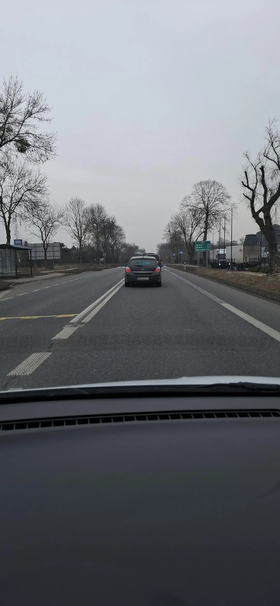 Teren zabudowany, podwójne ciągłe, skrzyżowania a imbecyl się spieszy i wyprzedza wszystkich. Po 20 minutach jazdy stoimy w tym samym miejscu na światłach ?