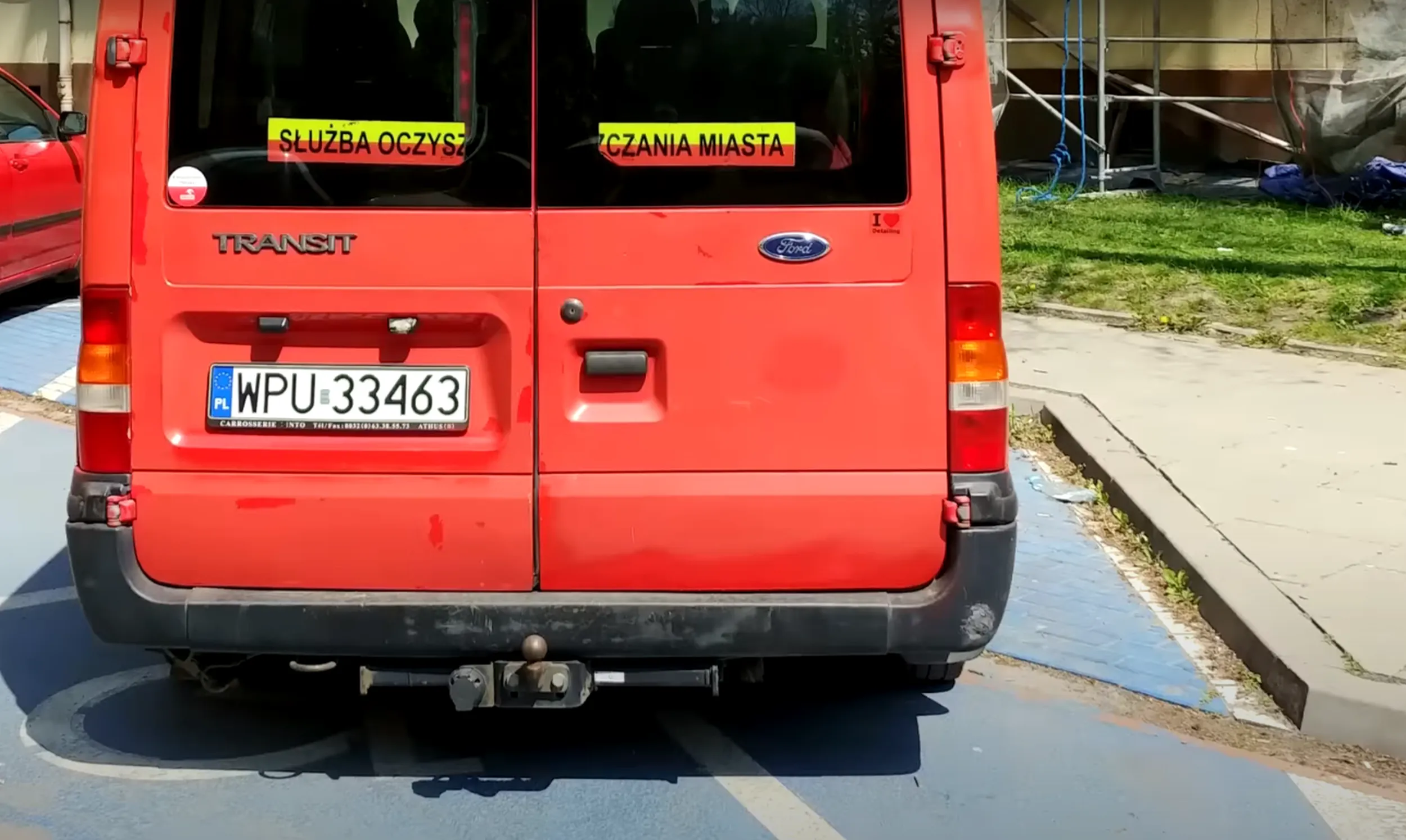 Parkuje na miejscu dla niepełnosprawnych