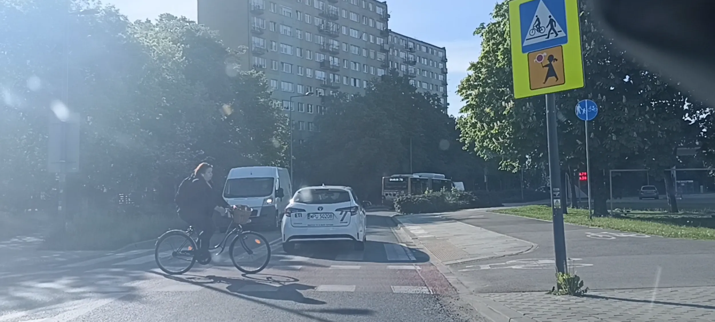 Kierujący to bandyta drogowy i  dziś zabiłby kobietę przejeżdżają ścieżką rowerową.